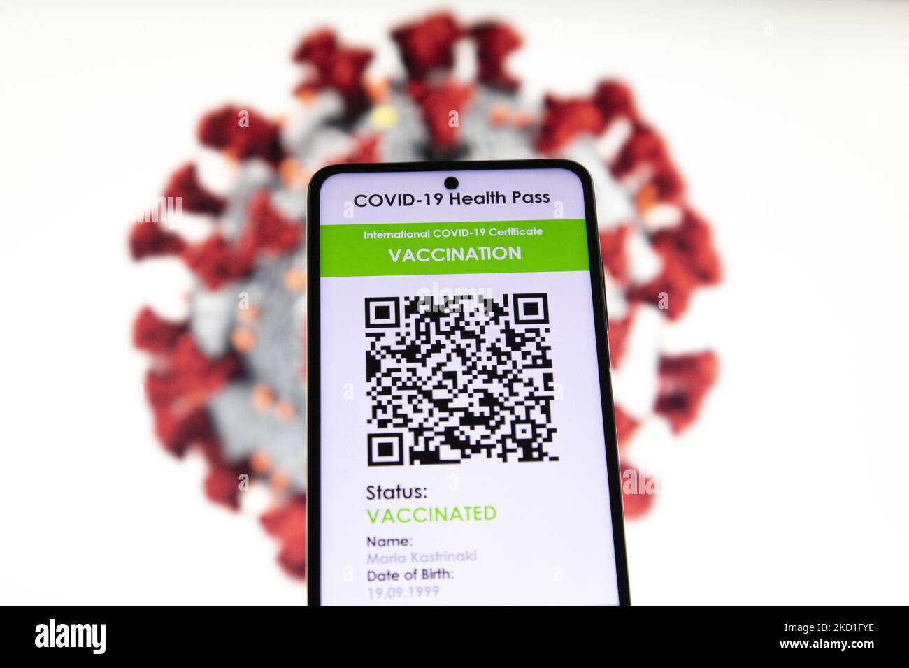 COVID Green Pass Impfpass - Foto-Illustration eines Displays eines Mobiltelefons mit einem International COVID Symbol Green Pass und einer Coronavirus-Illustration auf dem Bildschirm im Hintergrund. Der digitale Covid-19-Impfpass mit QR, einem internationalen Impfpass oder Gesundheitsausweis. Foto zum Thema gefälschte QR-Impfzertifikate. Derzeit breitet sich die Pandemie auf der fünften Welle des Coronavirus aus, wobei die omicron-Mutation die dominante Variante ist. Eindhoven, Niederlande am 29. Januar 2022 (Foto: Nicolas Economou/NurPhoto) Stockfoto