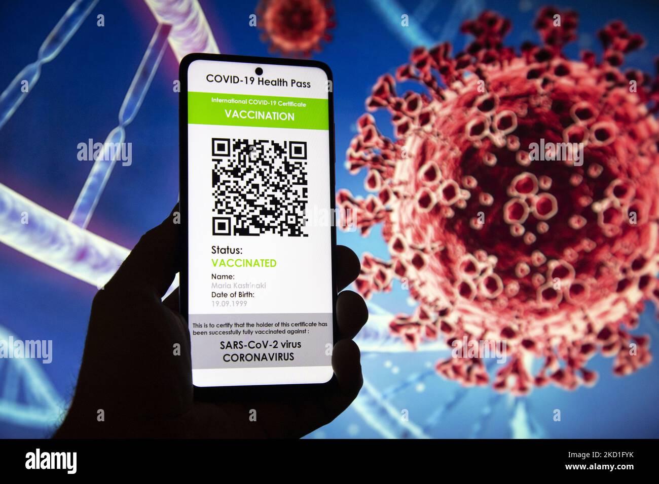 COVID Green Pass Impfpass - Foto-Illustration eines Displays eines Mobiltelefons mit einem International COVID Symbol Green Pass und einer Coronavirus-Illustration auf dem Bildschirm im Hintergrund. Der digitale Covid-19-Impfpass mit QR, einem internationalen Impfpass oder Gesundheitsausweis. Foto zum Thema gefälschte QR-Impfzertifikate. Derzeit breitet sich die Pandemie auf der fünften Welle des Coronavirus aus, wobei die omicron-Mutation die dominante Variante ist. Eindhoven, Niederlande am 29. Januar 2022 (Foto: Nicolas Economou/NurPhoto) Stockfoto