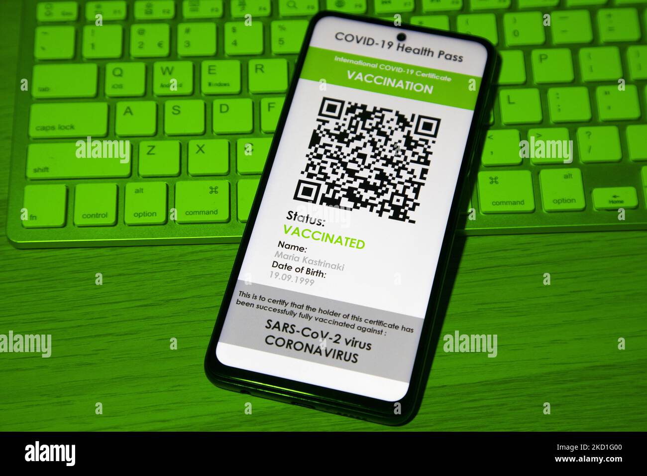 COVID Green Pass-Impfpass - Abbildung eines Displays eines Mobiltelefons auf einer Computertastatur mit grünem Licht, eines Internationalen COVID Green Pass, eines digitalen Covid-19-Impfzertifikats mit QR, eines internationalen Impfzertifikats oder Gesundheitsausweises. Foto zum Thema gefälschte QR-Impfzertifikate. Derzeit breitet sich die Pandemie auf der fünften Welle des Coronavirus aus, wobei die omicron-Mutation die dominante Variante ist. Eindhoven, Niederlande am 29. Januar 2022 (Foto: Nicolas Economou/NurPhoto) Stockfoto