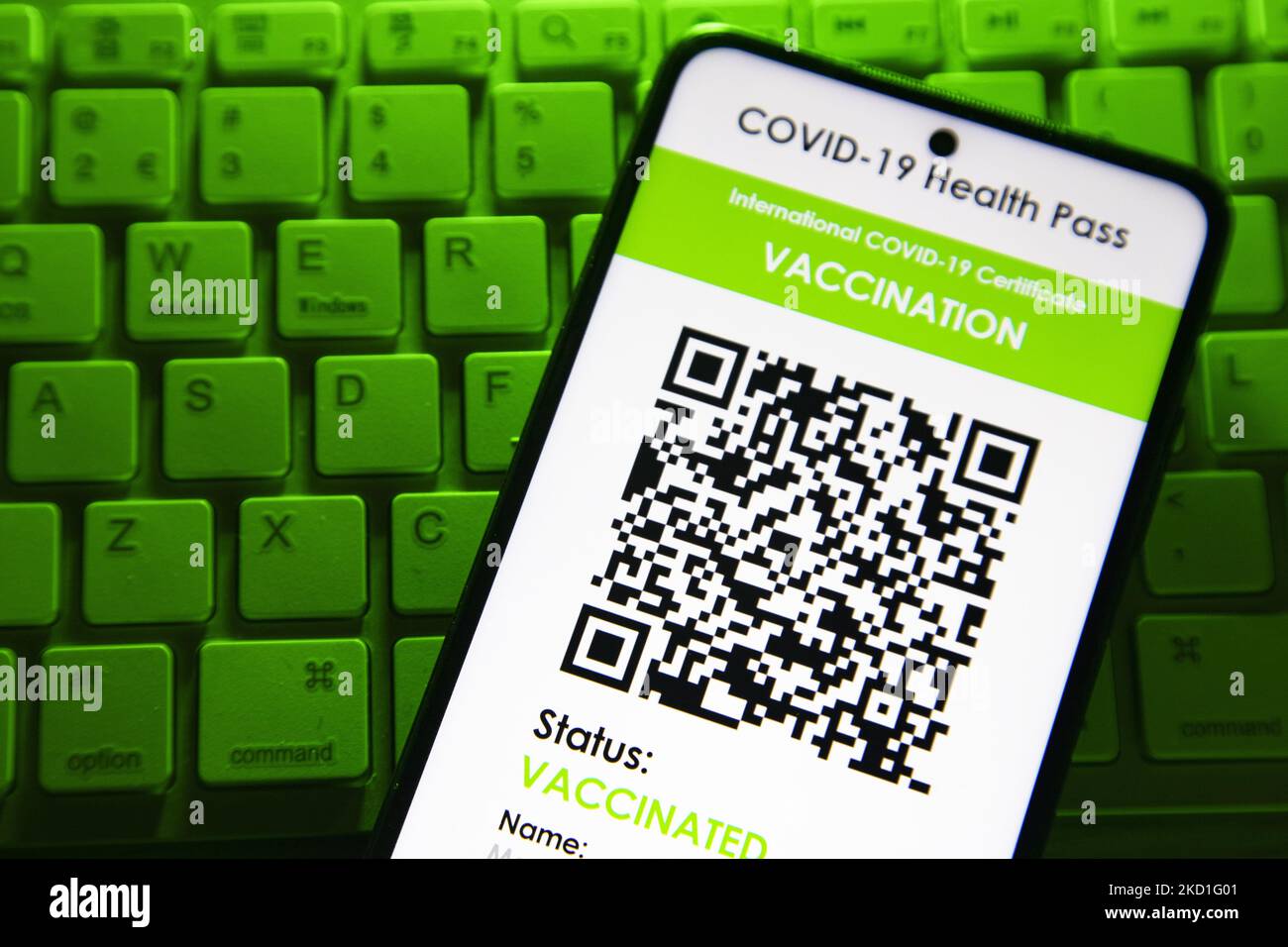 COVID Green Pass-Impfpass - Abbildung eines Displays eines Mobiltelefons auf einer Computertastatur mit grünem Licht, eines Internationalen COVID Green Pass, eines digitalen Covid-19-Impfzertifikats mit QR, eines internationalen Impfzertifikats oder Gesundheitsausweises. Foto zum Thema gefälschte QR-Impfzertifikate. Derzeit breitet sich die Pandemie auf der fünften Welle des Coronavirus aus, wobei die omicron-Mutation die dominante Variante ist. Eindhoven, Niederlande am 29. Januar 2022 (Foto: Nicolas Economou/NurPhoto) Stockfoto