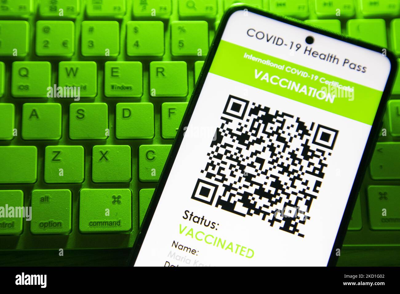COVID Green Pass-Impfpass - Abbildung eines Displays eines Mobiltelefons auf einer Computertastatur mit grünem Licht, eines Internationalen COVID Green Pass, eines digitalen Covid-19-Impfzertifikats mit QR, eines internationalen Impfzertifikats oder Gesundheitsausweises. Foto zum Thema gefälschte QR-Impfzertifikate. Derzeit breitet sich die Pandemie auf der fünften Welle des Coronavirus aus, wobei die omicron-Mutation die dominante Variante ist. Eindhoven, Niederlande am 29. Januar 2022 (Foto: Nicolas Economou/NurPhoto) Stockfoto