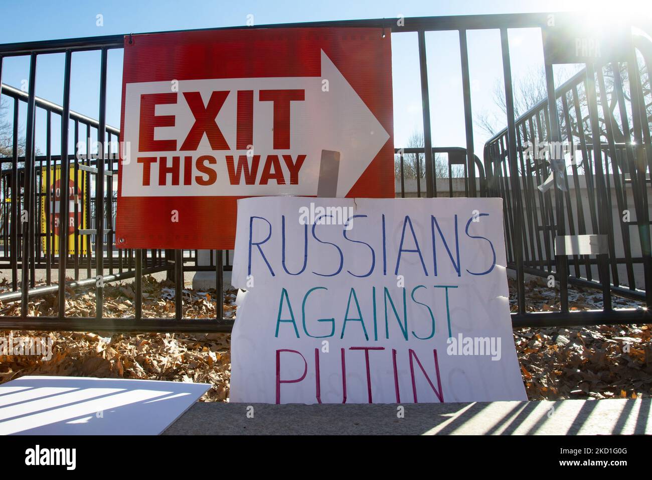 Ein Schild mit der Aufschrift „Russen gegen Putin“ sitzt am 29. Januar 2022 vor dem Weißen Haus während eines Protests gegen die russische militärische Aggression gegen die Ukraine und fordert die Regierung Biden auf, härtere Sanktionen und militärische Hilfe für die Ukraine zu fordern (Foto: Bryan Olin Dozier/NurPhoto) Stockfoto