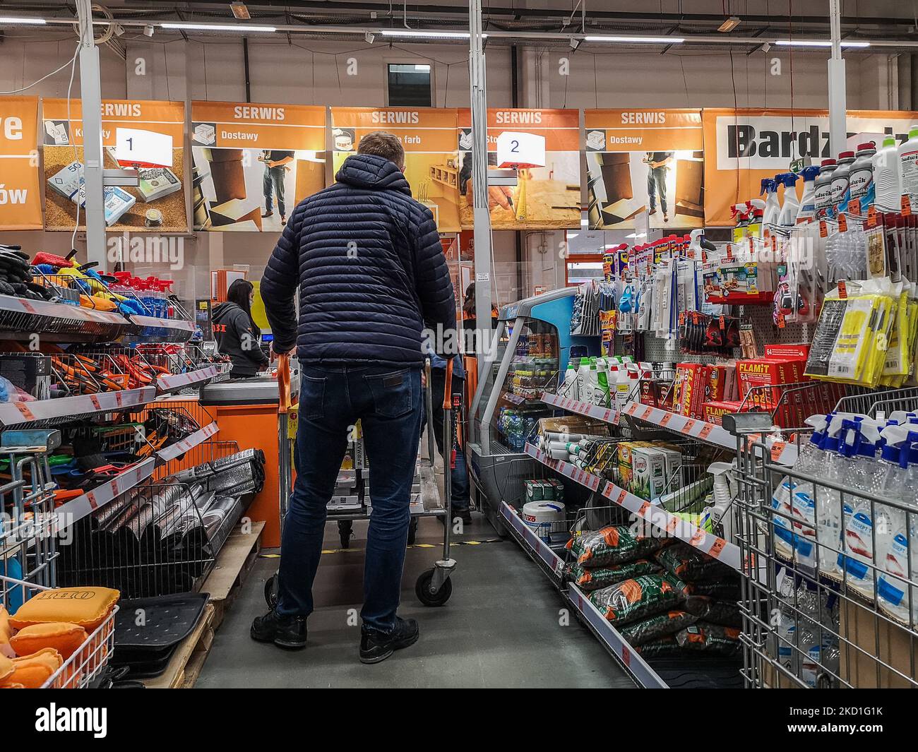 Am 29. Januar 2022 sind in Danzig, Polen, Menschen zu sehen, die im OBI Bau und Heimwerkermarkt nach Waren suchen (Foto: Michal Fludra/NurPhoto) Stockfoto
