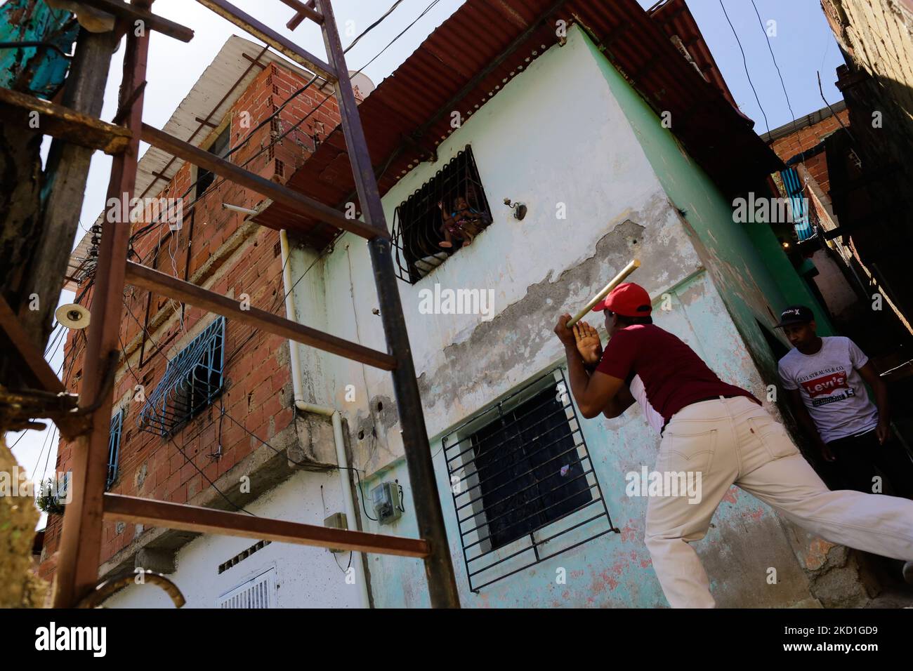 Am 29. Januar 2022 beobachten Einheimische das traditionelle Baseballspiel Chapitas im Viertel San Agustin del sur in Caracas, Venezuela. Venezuela ist eines der Länder, das die meisten Baseballspieler in Major League Baseballspiele (MLB) exportiert. (Foto von Javier Campos/NurPhoto) Stockfoto