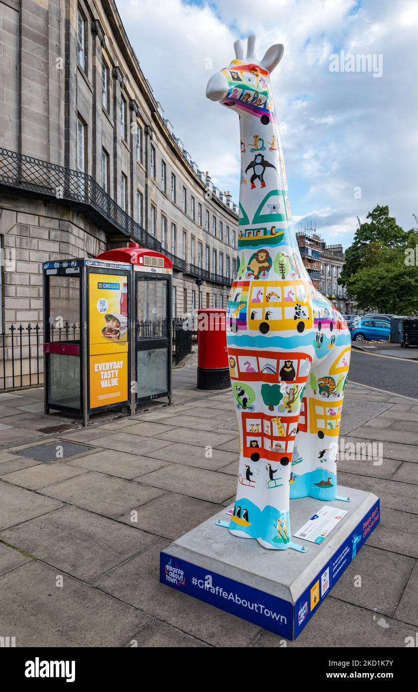 Eine bemalte Giraffe auf der Straße in Giraffe über Town Wild in Art Event, Edinburgh, Schottland, Großbritannien Stockfoto Eine bemalte Giraffe auf der Straße in Giraffe über Town Wild in Art Event, Edinburgh, Schottland, Großbritannien Stockfoto