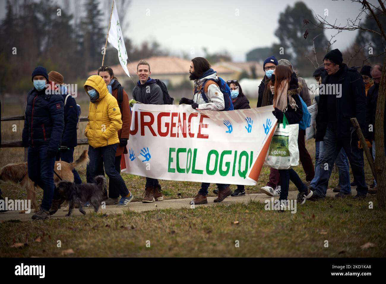 Auf dem XR-Banner steht „Ecological Emergency“. Mehrere Dutzend Demonstranten versammelten sich in Saint Sulpice sur Tarn, die vom Kollektiv StopTerra2 aufgerufen wurden. Organisationen wie XR, Attac, Confederation Paysanne usw. waren anwesend. Sie lehnen ein riesiges Lager ab, das für Amazon oder Alibaba geplant ist und mehrere landwirtschaftliche Felder abdeckt. Die Haupthalle sollte 533 m lang, 125m breit und 17m hoch sein und würde in den Top 10 der größten Lagerhäuser in Frankreich sein. Die Bauarbeiten hätten in diesem Winter nicht beginnen sollen, da Stop Terra2 die Justiz gebeten hat, die Rechtmäßigkeit des Projekts und des zu beurteilen Stockfoto