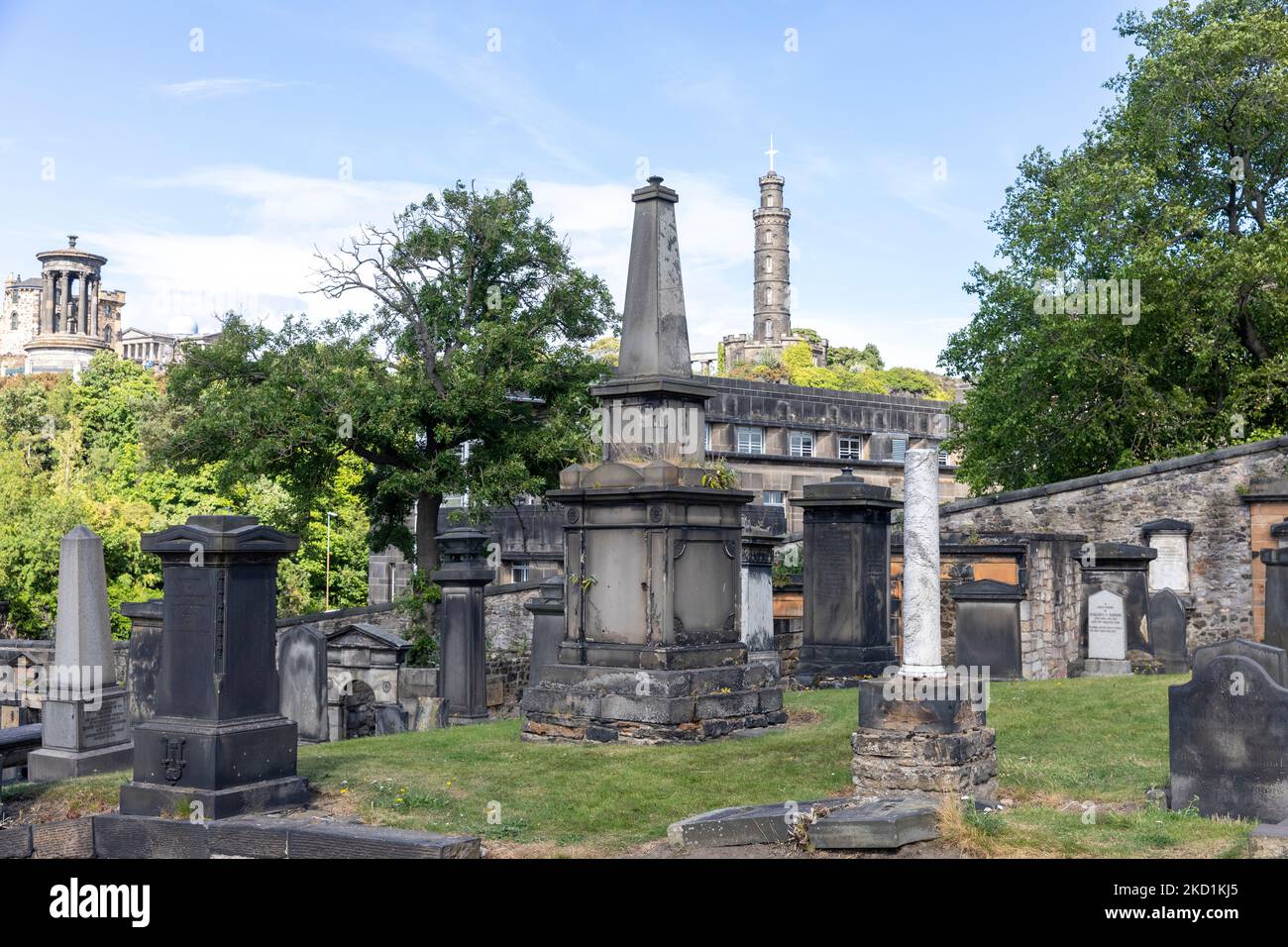 Friedhof von Old Calton im Stadtzentrum von Edinburgh und Nelson Tower Schottland, Großbritannien, Sommer 2022 mit Calton Hill in der Ferne Stockfoto