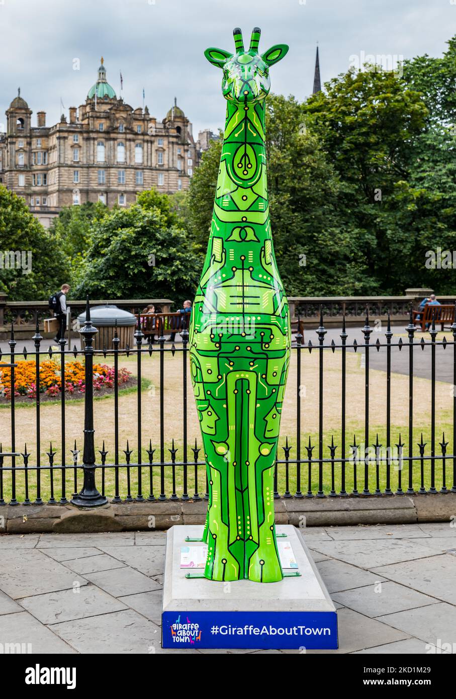 Eine bemalte Giraffe auf der Straße in Giraffe über Town Wild in Art Event, Edinburgh, Schottland, Großbritannien Stockfoto