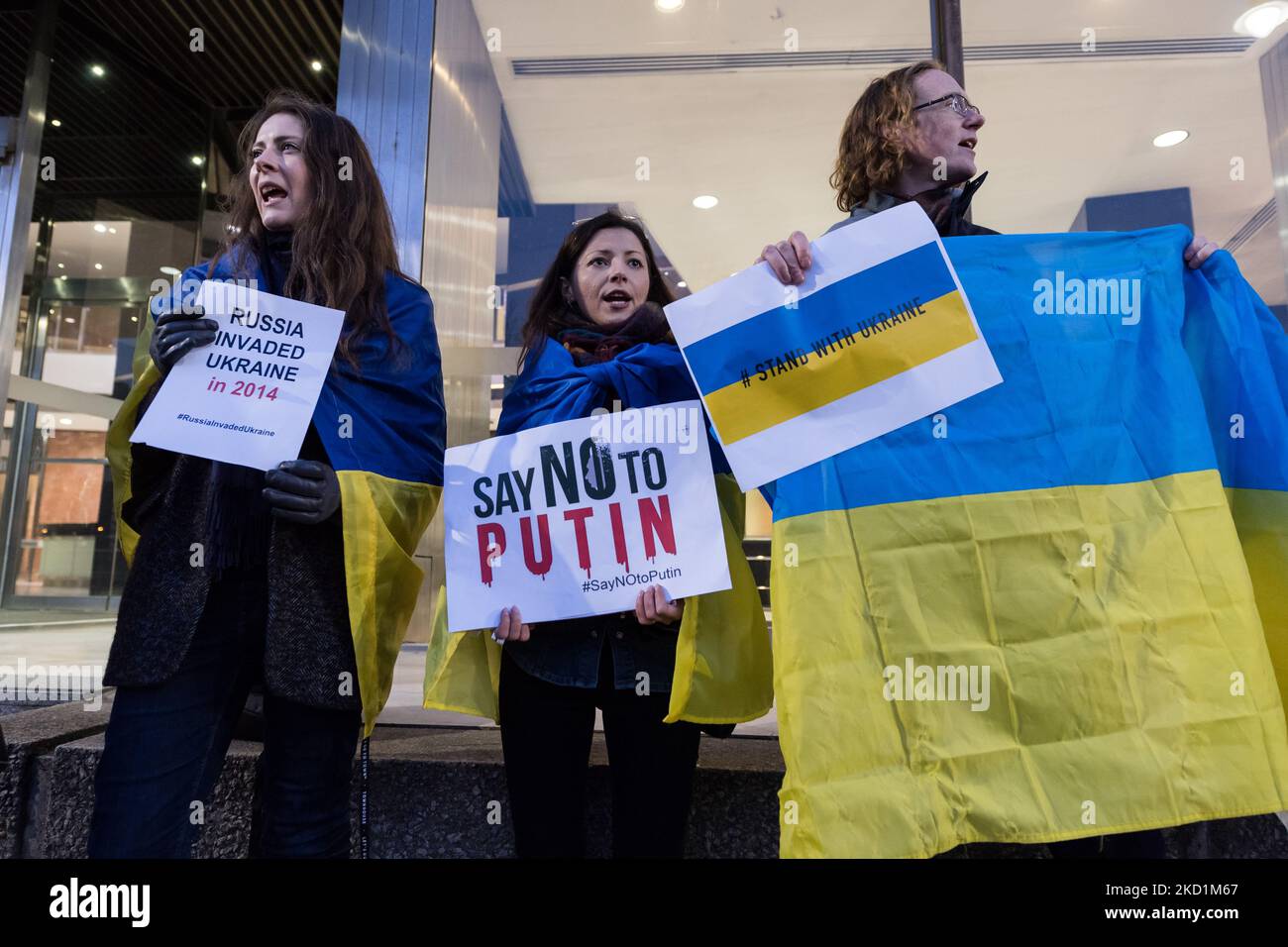 LONDON, GROSSBRITANNIEN - 31. JANUAR 2022: Demonstranten halten ukrainische Flaggen fest, während sie vor den Studios des staatlichen russischen Fernsehsenders RT demonstrieren, gegen den militärischen Aufbau Russlands an der Grenze zur Ukraine, inmitten steigender Spannungen zwischen Ost und West am 31. Januar 2022 in London, England. Schätzungsweise 100.000 russische Truppen, Panzer, Artillerie und Raketen werden in der Nähe der Grenze zur Ukraine eingesetzt, aber der Kreml bestreitet Invasionspläne, während er im vergangenen Monat von der NATO verlangt, dass der Ukraine und anderen Ex-sowjetischen Ländern ihre Mitgliedschaft und ihr Rückzug aller verweigert wird Stockfoto