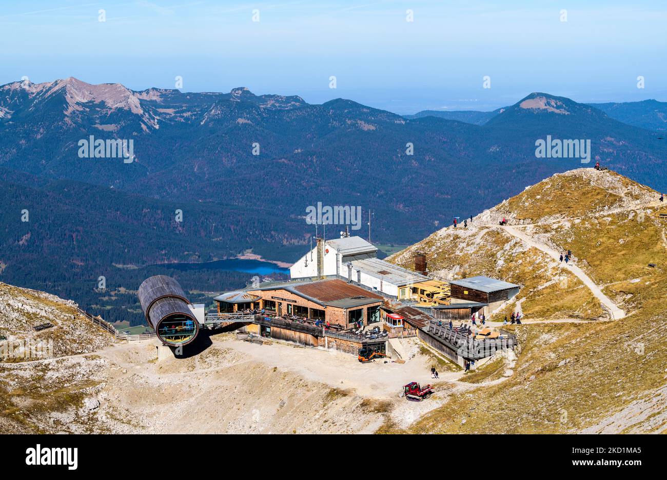 MITTENWALD, DEUTSCHLAND - 30. OKTOBER 2022: Karwendelbahn Bergstation in Bayern mit Almhütte Stockfoto