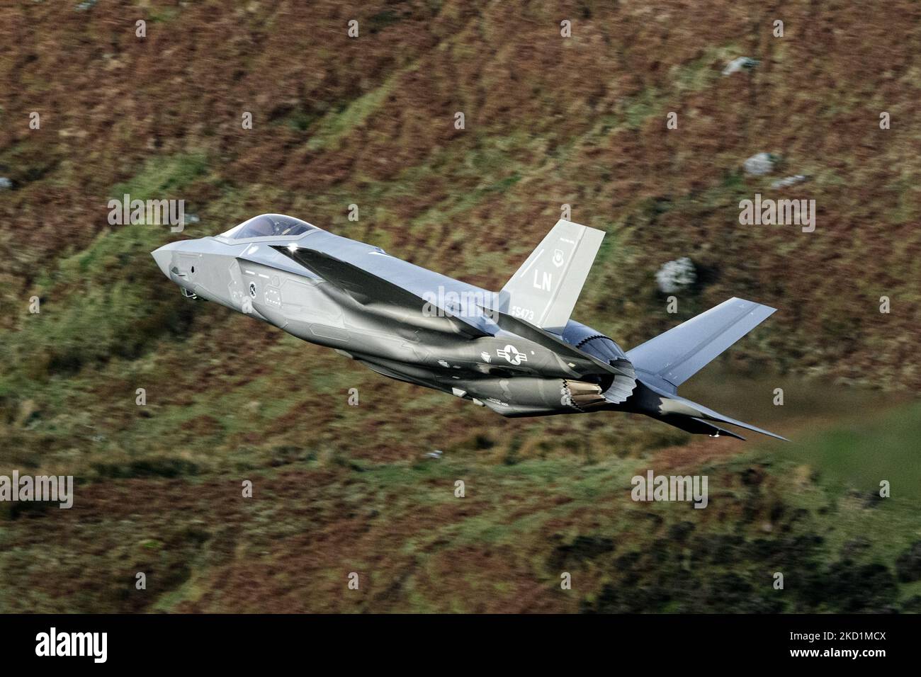 AF 19 5473 US Air Force Lockheed Martin F-35A Blitz II der 495. Jagdgeschwader (Valkyries), 48. Jagdflügel, führt durch den Mach Loop. Donnerstag, 20. Januar 2022. (Foto von Jon Hobley/MI News/NurPhoto) Stockfoto