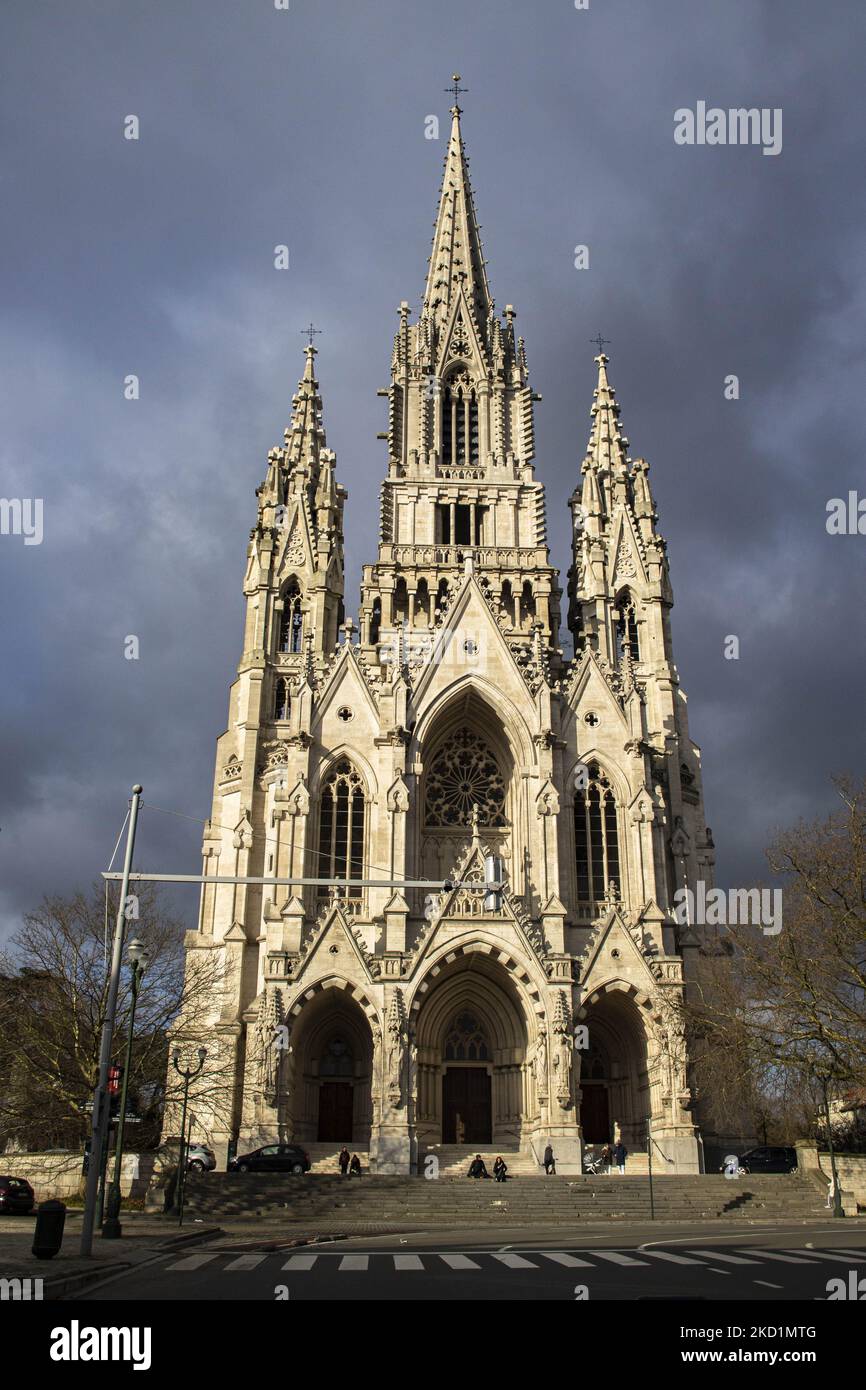 Die Kirche unserer Lieben Frau von Laeken, auf Französisch bekannt als Église Notre-Dame de Laeken, eine römisch-katholische Kirche im neogotischen Baustil in Laeken, wie sie in der Stadt Brüssel an einem Tag mit dramatischen dunklen Wolken zu sehen ist. Die Kirche wurde nach dem Entwurf des belgischen Architekten Joseph Poelaert in Andenken an Königin Louise-Marie, Frau von König Leopold I., erbaut. Unter der Kirche befindet sich die Königliche Krypta, in der die Gräber der belgischen Königsfamilie, einschließlich derer aller früheren Könige der Belgier wie Leopold, zu finden sind. Brüssel, Belgien am 30. Januar 2022 (Foto von Nicolas Economou/NurPhoto) Stockfoto