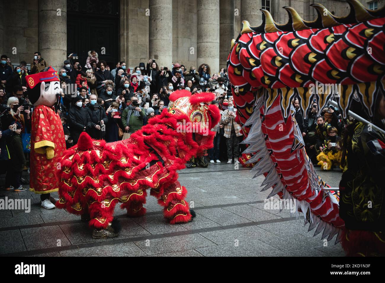 Nach 2 Jahren Absage wegen der Verstimmung begannen die Feierlichkeiten zum chinesischen Mondneujahr am 1.. Februar 2022 in Paris. Wenn die sanitäre Situation immer noch die Durchführung der großen traditionellen Parade der Drachen verhindert, organisierte das Komitee der Faubourg Saint-Honoré die einzige Parade, die dieses Jahr in Paris genehmigt wurde. (Foto von Samuel Boivin/NurPhoto) Stockfoto