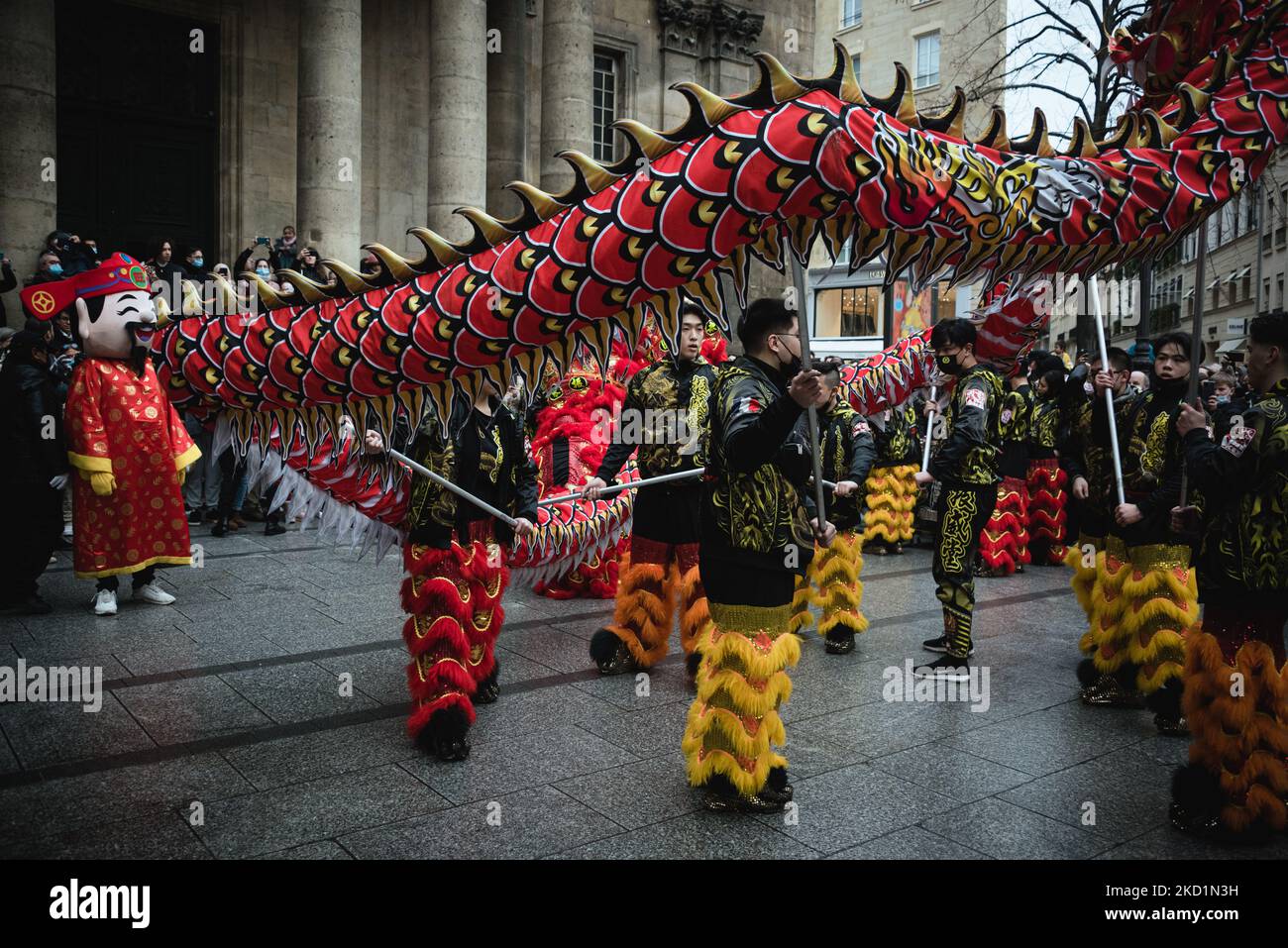 Nach 2 Jahren Absage wegen der Verstimmung begannen die Feierlichkeiten zum chinesischen Mondneujahr am 1.. Februar 2022 in Paris. Wenn die sanitäre Situation immer noch die Durchführung der großen traditionellen Parade der Drachen verhindert, organisierte das Komitee der Faubourg Saint-Honoré die einzige Parade, die dieses Jahr in Paris genehmigt wurde. (Foto von Samuel Boivin/NurPhoto) Stockfoto