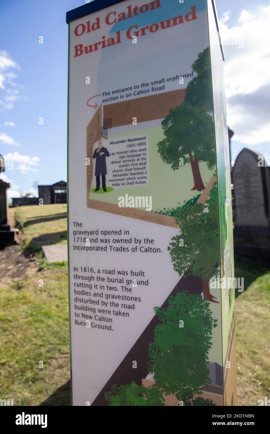 Friedhof von Old Calton im Stadtzentrum von Edinburgh, Schottland, Großbritannien, im Sommer 2022 Stockfoto