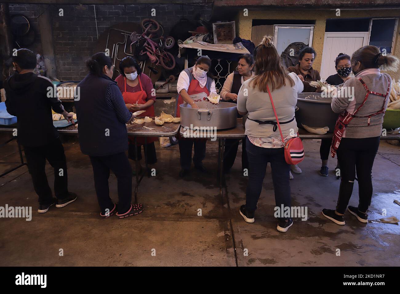 Die Einwohner von San Francisco Culhuacán in Mexiko-Stadt machen Tamales zum Candlemas-Tag, der die Zeit feiert, die den Zyklus der Weihnachtsfeierlichkeiten in der katholischen Kirche schließt. Das Tamale (aus dem Nahuatl Tamalli, was bedeutet, verpackt) ist ein mexikanisches Essen aus Mais, gefüllt mit verschiedenen Zutaten, gekocht in einem Paket von Gemüseblättern, die aus Mais, Kochbananen, Schilf, Chilaca oder Papatla hergestellt werden können. (Foto von Gerardo Vieyra/NurPhoto) Stockfoto