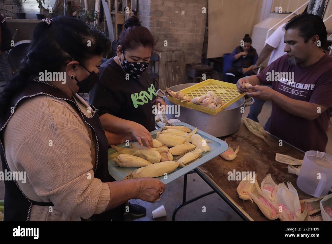 Die Einwohner von San Francisco Culhuacán in Mexiko-Stadt geben frisch zubereitete Tamales anlässlich des Candlemas-Tages aus, der die Zeit feiert, die den Zyklus der Weihnachtsfeierlichkeiten in der katholischen Kirche schließt. Das Tamale (aus dem Nahuatl Tamalli, was bedeutet, verpackt) ist ein mexikanisches Essen aus Mais, gefüllt mit verschiedenen Zutaten, gekocht in einem Paket von Gemüseblättern, die aus Mais, Kochbananen, Schilf, Chilaca oder Papatla hergestellt werden können. (Foto von Gerardo Vieyra/NurPhoto) Stockfoto