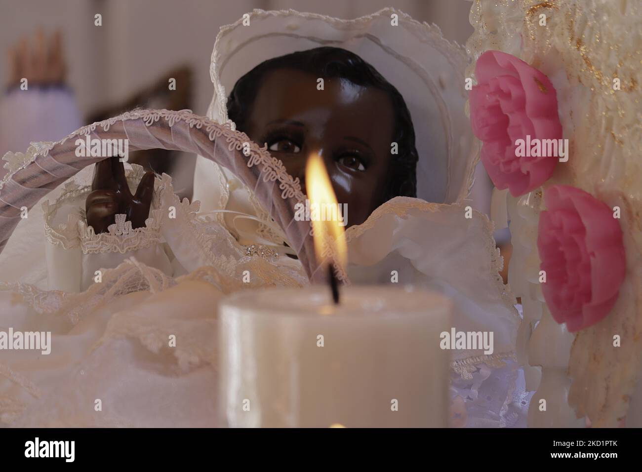 Eine brennende Kerze und ein Kindergott in einem Haus in San Francisco Culhuacán in Mexiko-Stadt, wo Dutzende von Menschen anlässlich des Candlemas-Tages, der das Ende des Zyklus der Weihnachtsfeierlichkeiten in der katholischen Kirche markiert, die Messe hörten und ihre Bilder segneten. (Foto von Gerardo Vieyra/NurPhoto) Stockfoto