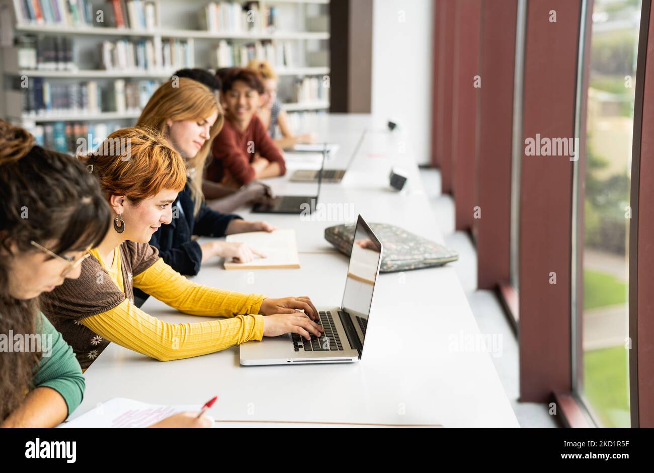 Junge multirassische Menschen studieren in der Bibliothek - Schulbildung Konzept Stockfoto
