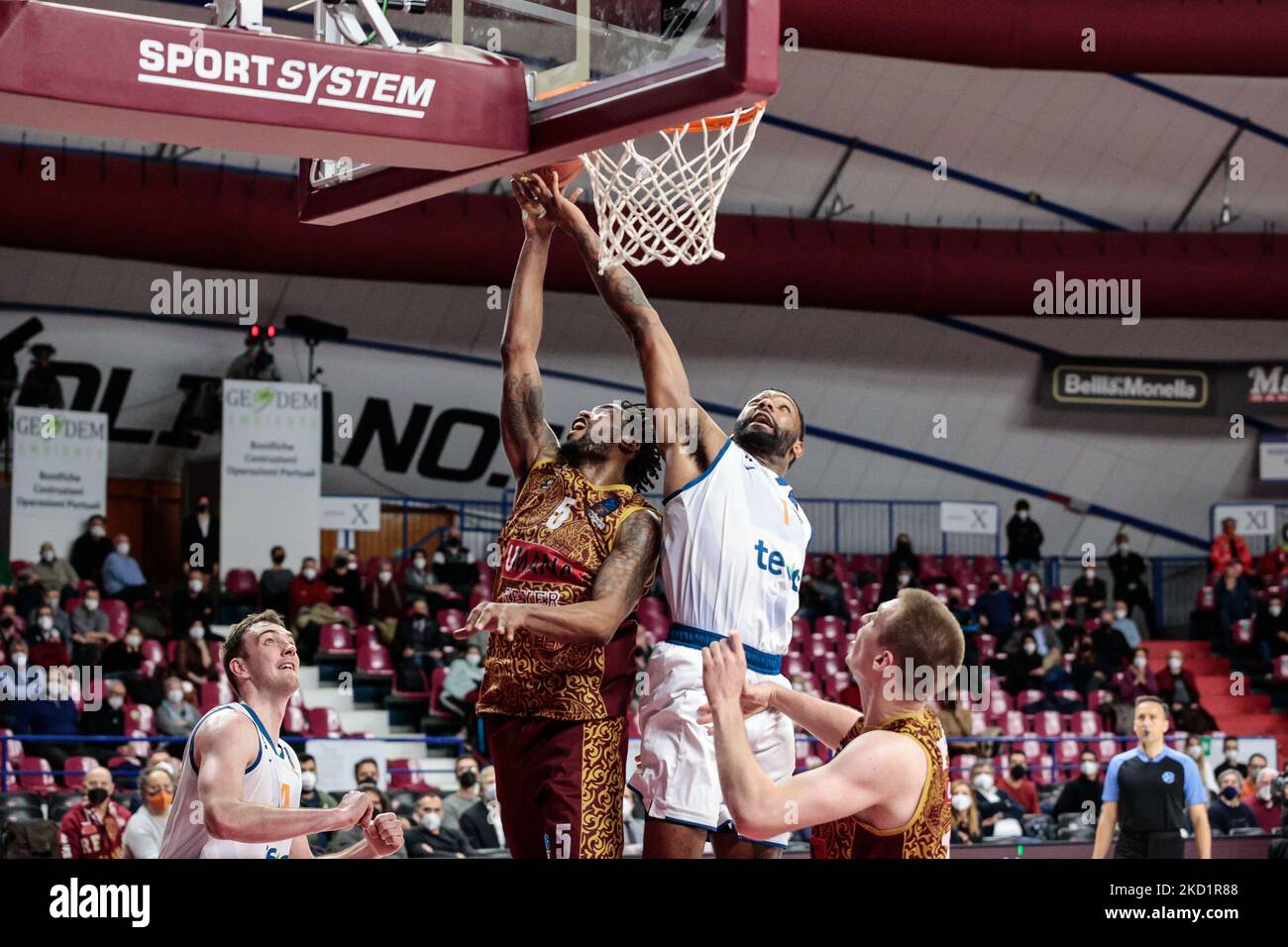 Julyan Stone (Umana Reyer Venezia) und Cristiano Felicio (Ratiopharm ULM) während der Basketball EuroCup Meisterschaft Umana Reyer Venezia gegen Ratiopharm Ulm am 02. Februar 2022 im Palasport Taliercio in Venedig, Italien (Foto: Mattia Radoni/LiveMedia/NurPhoto) Stockfoto