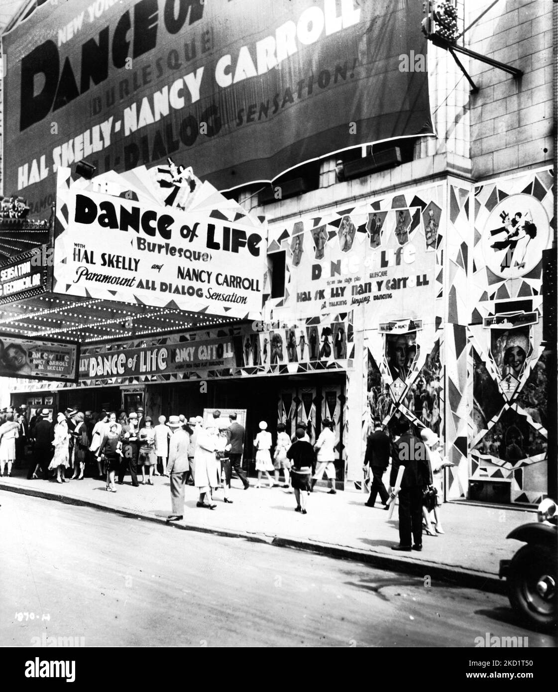 Vor dem Rivoli Movie Theatre in New York im August 1929 mit Darstellung für HAL SKELLY und NANCY CARROLL in The All Talking Singing Dancing THE DANCE OF LIFE 1929 Regisseure JOHN CROMWELL und A. EDWARD SUTHERLAND aus dem Bühnenstück Burlesque von George Manker Watters und Arthur Hopkins Scenario Benjamin Glazer Associate Producer David O. Selznick Paramount Famous Lasky Corporation / Paramount Picters Stockfoto