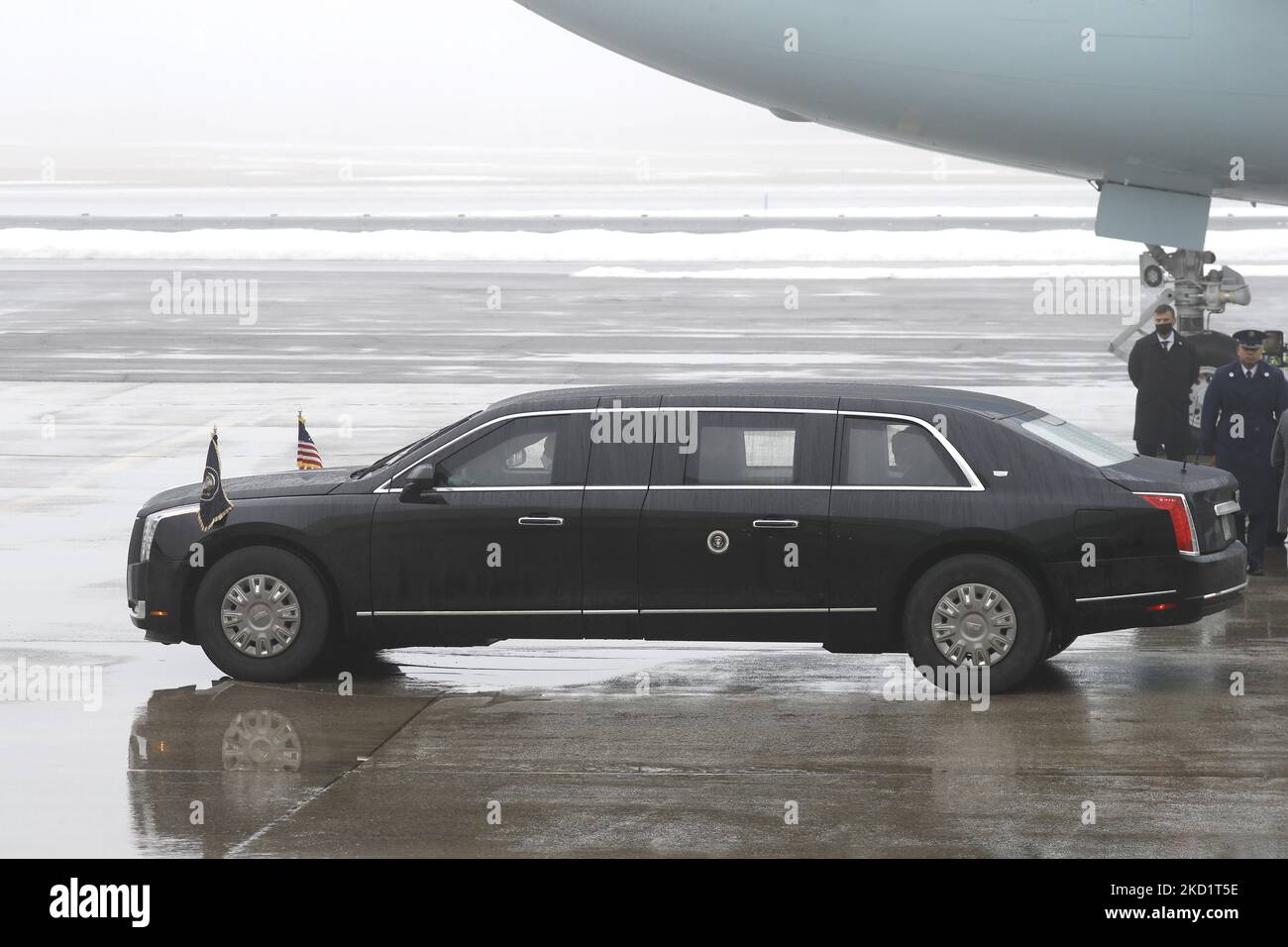 US-Präsident Joe Biden verlässt den john F. Kennedy Airport zu einer Konferenz, um am 3. Februar 2022 in New York City mit dem Bürgermeister Eric Adams und der Gouverneurin Kathy Hochul über Waffengewalt zu diskutieren. USA.der Präsident wird die erforderlichen Mittel und Wege zur Bekämpfung von Waffengewalt in allen großen Städten der USA erörtern. Zu den Themen gehören Gewaltprävention und Gemeinschaftsinterventionsprogramme. (Foto von John Lamparski/NurPhoto) Stockfoto