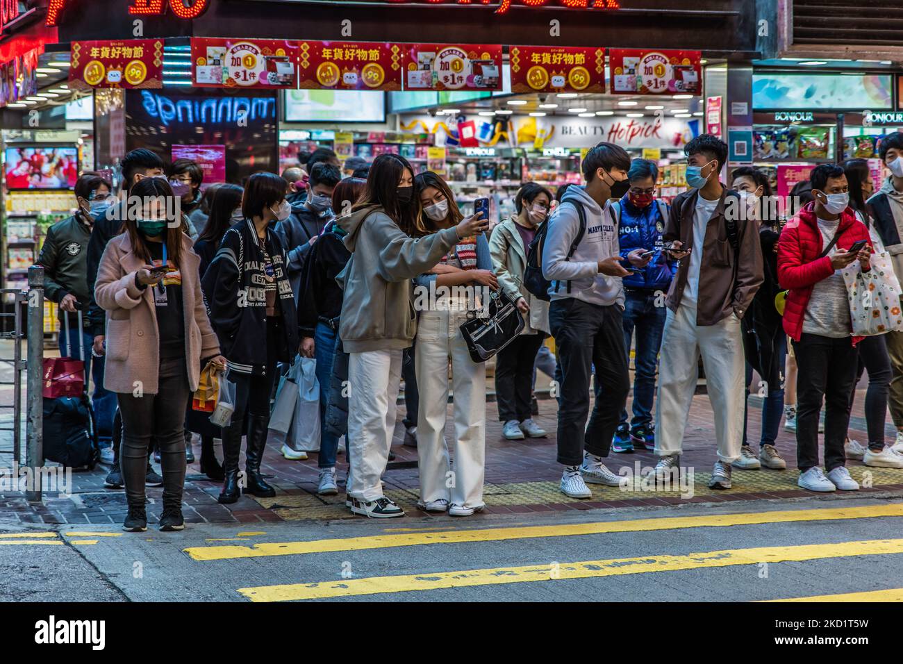 Hongkong, China, 2. Februar 2022, Menschen warten an einer Kreuzung in der Sai Yeung Choi South Street. (Foto von Marc Fernandes/NurPhoto) Stockfoto