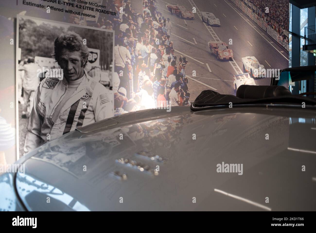 Die Jaguar-Spinne, die von Steve McQueen in dem Film Le Mans angetrieben wird, der am 2. Februar 2022 in Paris gezeigt wird. (Foto von Andrea Savorani Neri/NurPhoto) Stockfoto
