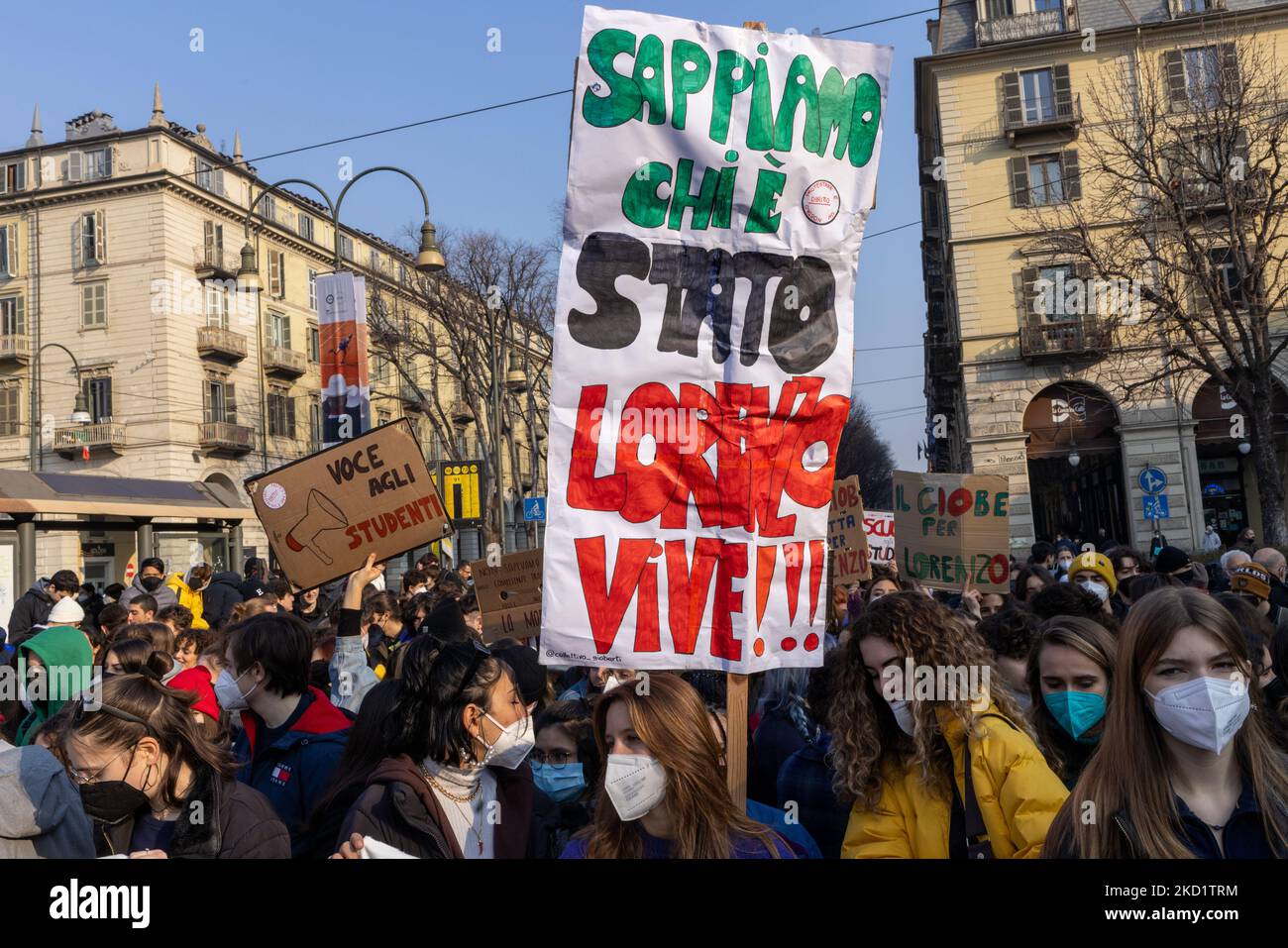 Tausend Turiner Studenten marschierten durch das Zentrum von Turin während einer Demonstration zum Gedenken an Lorenzo Parelli, den 18-Jährigen, der während eines unbezahlten Praktikums in der Provinz Udine bei einem Arbeitsunfall ums Leben kam. Die Demonstration fand ohne Zwischenfälle statt, nachdem die vorherige durch Zusammenstöße mit der Polizei unterbrochen wurde. (Foto von Mauro Ujetto/NurPhoto) Stockfoto