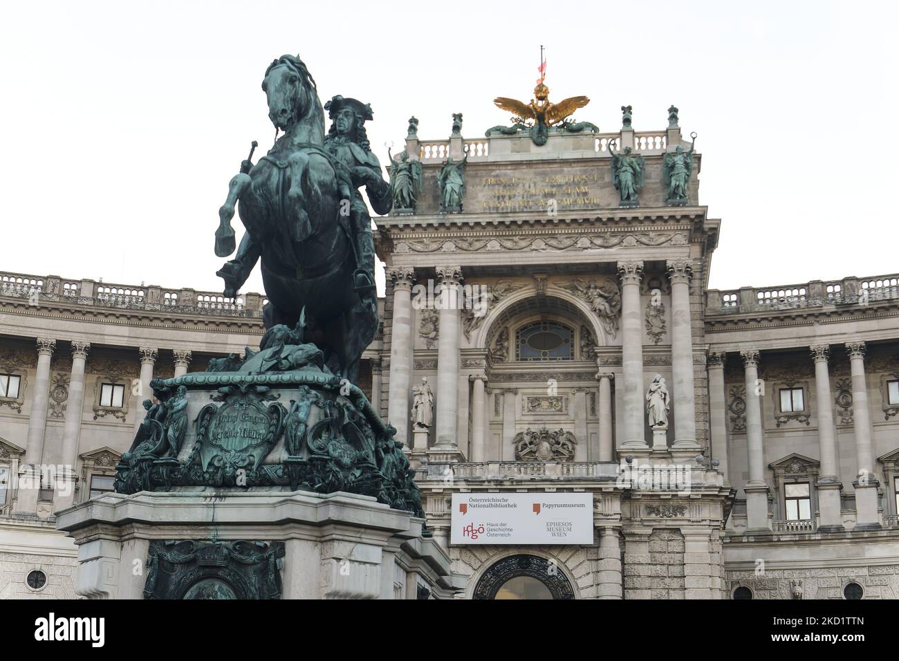 Prinz Eugen von Savoyen Reitdenkmal auf dem Heldenplatz vor dem Abschnitt Neue Burg der Hofburg in Wien, Österreich. Januar 2022 (Foto: Maxym Marusenko/NurPhoto) Stockfoto