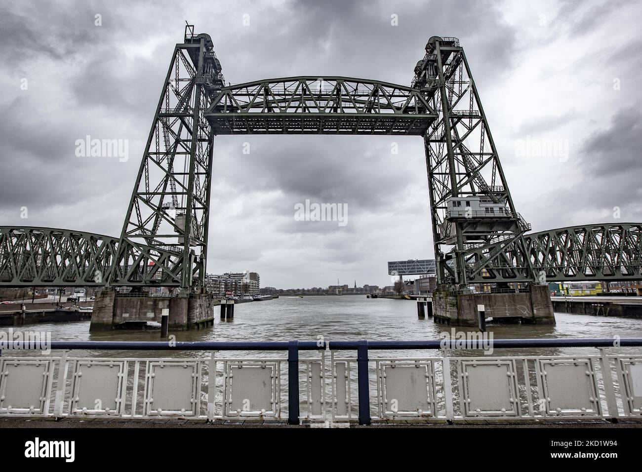 Die ikonische historische De Hef - Koningshavenbrug Brücke in der niederländischen Hafenstadt 