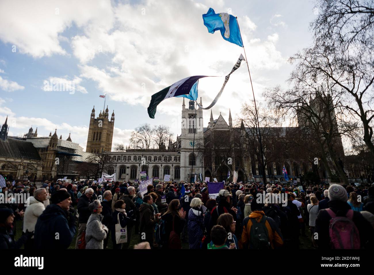 Menschen nehmen an einer Kundgebung gegen das Wahlgesetz auf dem Parliament Square in London, Großbritannien, am 5. Februar 2022 Teil. Der Gesetzentwurf wird es den Wählern zur Pflicht machen, eine genehmigte Form der Fotoidentifikation vorzulegen, bevor sie ihre Stimmzettel sammeln, um in einem Wahllokal bei einer Parlamentswahl zu wählen. (Foto von Maciek Musialek/NurPhoto) Stockfoto