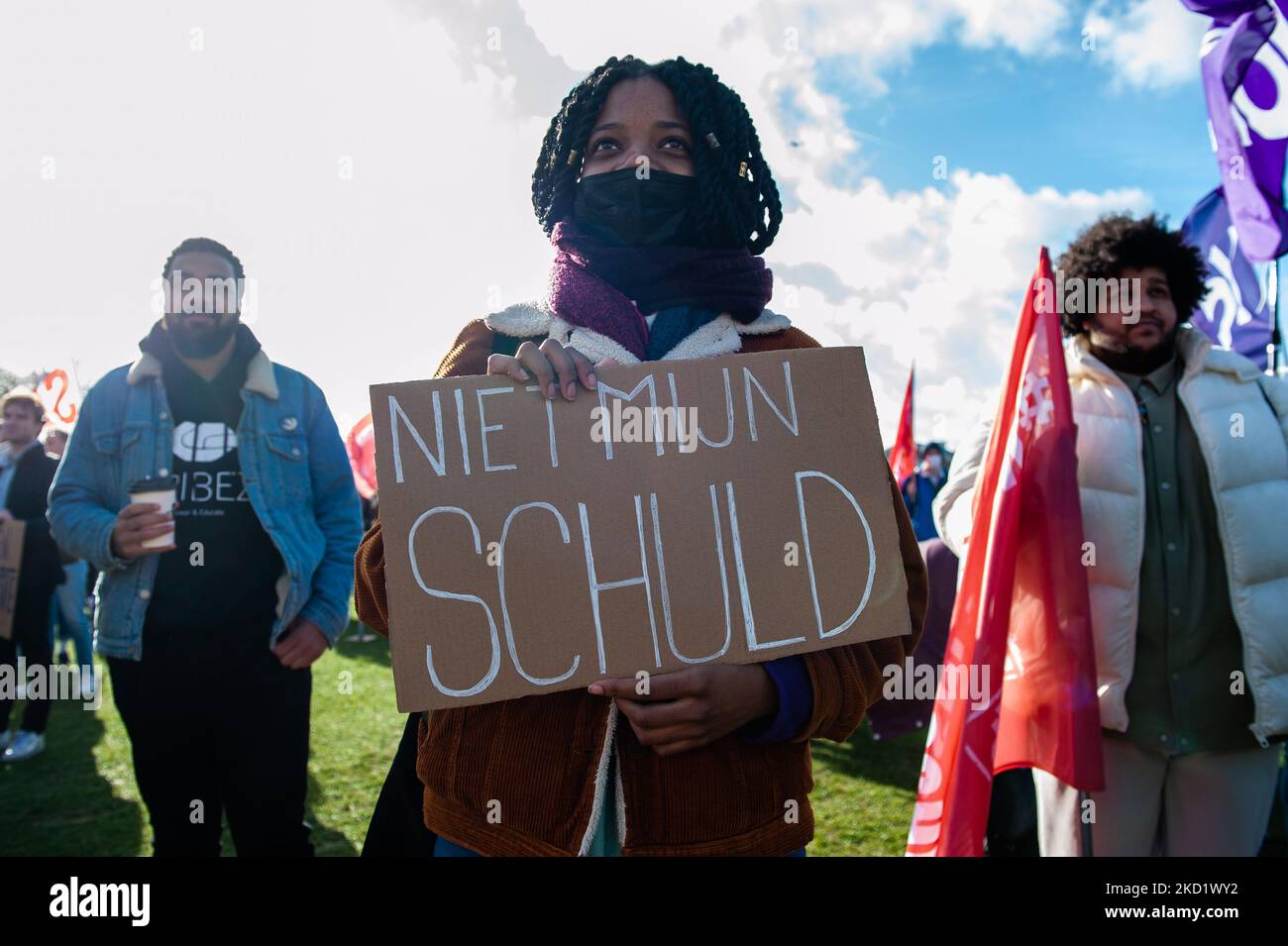 Tausende von Studenten versammelten sich auf dem Museumplein, während eines landesweiten Protestes, um eine Beendigung des Kreditsystems, eine schuldenfreie Grundfinanzierung und eine Entschädigung für alle Jahre, die sie ausleihen mussten, zu fordern. Am 5.. Februar 2022 in Amsterdam. (Foto von Romy Arroyo Fernandez/NurPhoto) Stockfoto