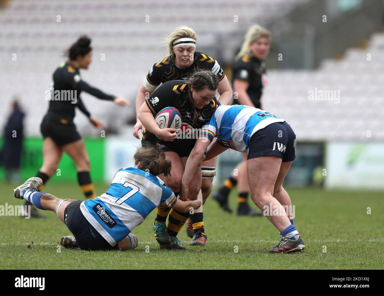 Maisie James und Alana Bainbridge von DMP Durham Sharks und Mika Evans von Wesps Women während des WOMEN's S ALLIANZ PREMIER 15S-Matches zwischen DMP Durham Sharks und London Wesps in der Northern Echo Arena, Darlington, am Samstag, den 5.. Februar 2022. (Foto von Chris Booth/MI News/NurPhoto) Stockfoto