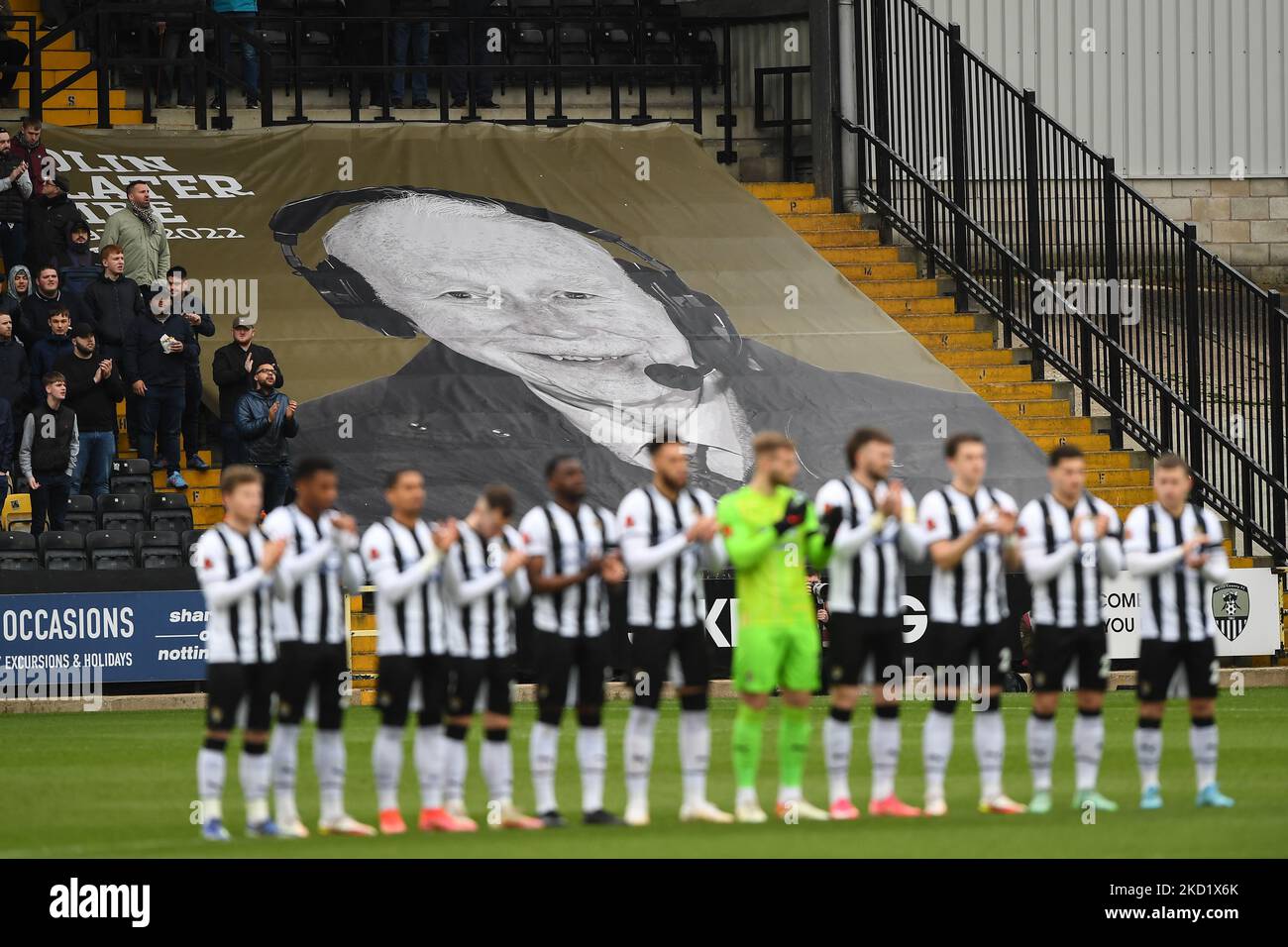 Die Spieler applaudieren für den ehemaligen Sport-Broardcaster Colin Slater MBE während des Spiels der Vanarama National League zwischen Notts County und Grimsby Town in der Meadow Lane, Nottingham am Samstag, dem 5.. Februar 2022. (Foto von Jon Hobley/MI News/NurPhoto) Stockfoto