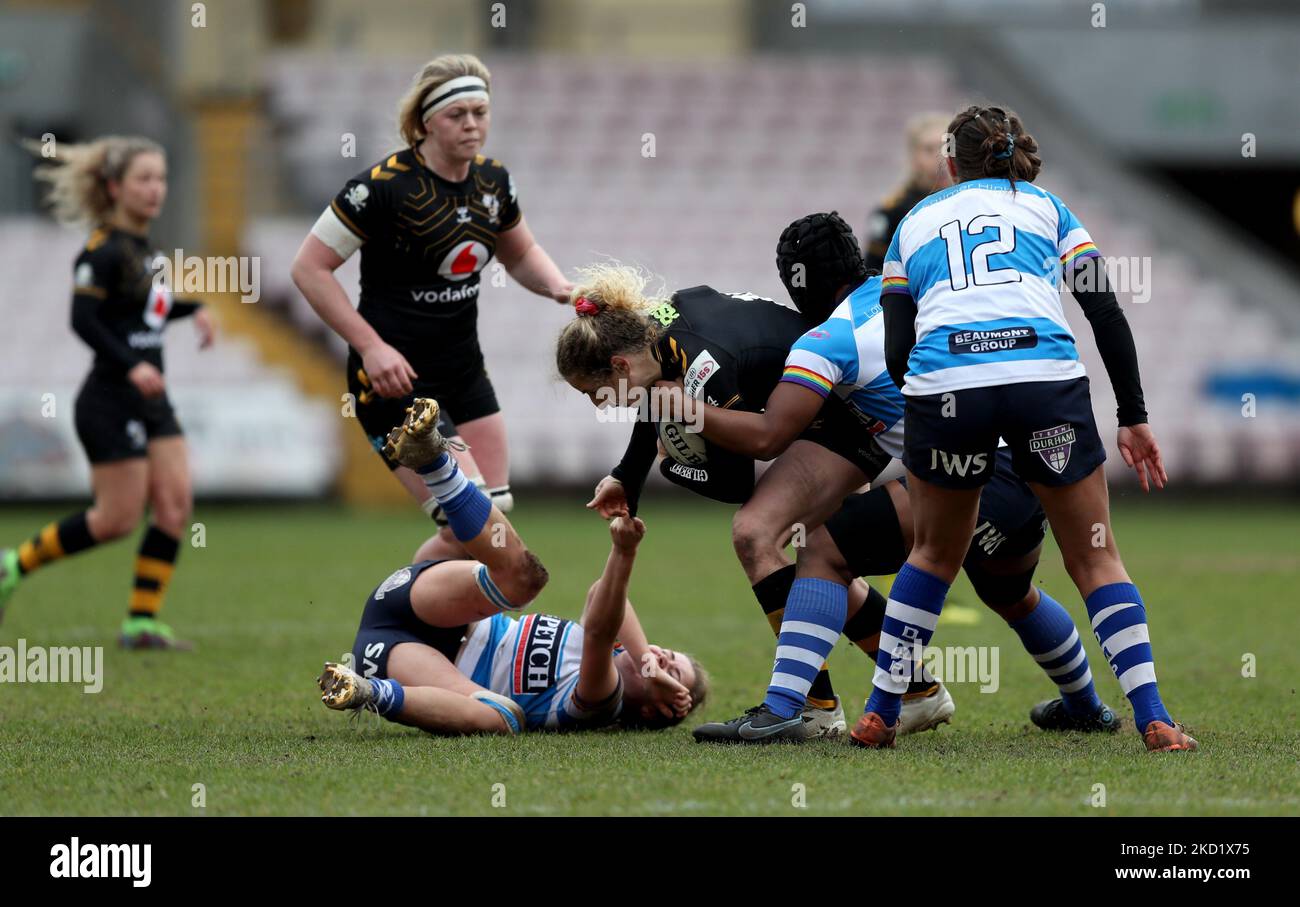 Maisie James und Tiana Gordon von DMP Durham Sharks und Abby Dow von Wesps Women während des WOMEN's S ALLIANZ PREMIER 15S-Matches zwischen DMP Durham Sharks und London Wesps in der Northern Echo Arena, Darlington, am Samstag, den 5.. Februar 2022. (Foto von Chris Booth/MI News/NurPhoto) Stockfoto