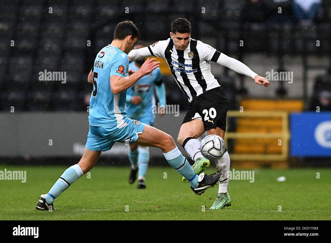 Ruben Rodrigues aus Notts County kämpft mit Shaun Pearson aus Grimsby Town während des Spiels der Vanarama National League zwischen Notts County und Grimsby Town in der Meadow Lane, Nottingham, am Samstag, 5.. Februar 2022. (Foto von Jon Hobley/MI News/NurPhoto) Stockfoto