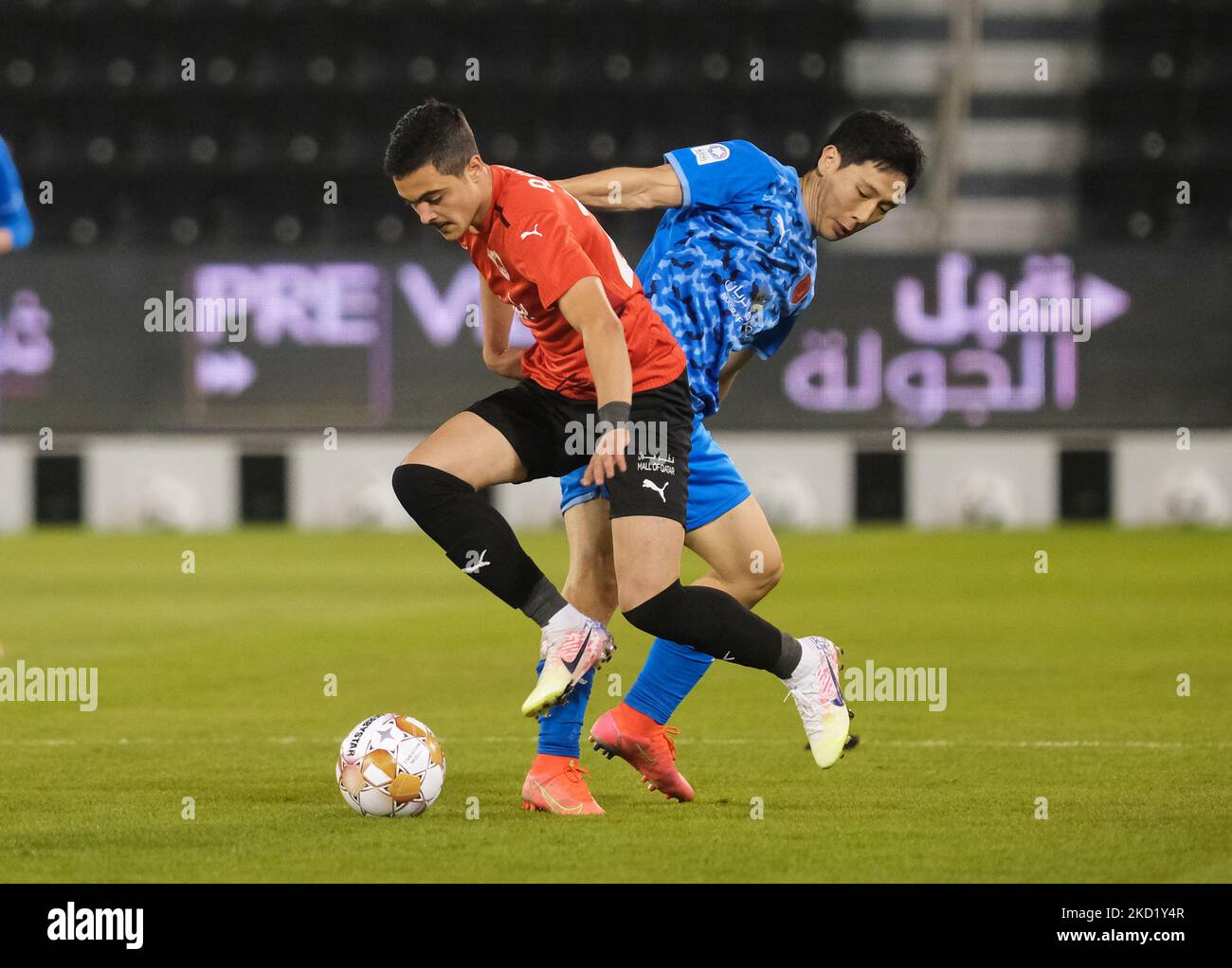 Nam Tae-hee (19) von Al Duhail wird am 5. Februar 2022 im Jassim bin Hamad Stadium in Doha, Katar, von Ahmed Husham Ali Al-Rawil (26) von Al Rayyan während des Spiels der QNB Stars League zwischen Al Rayyan und Al Duhail herausgefordert. (Foto von Simon Holmes/NurPhoto) Stockfoto