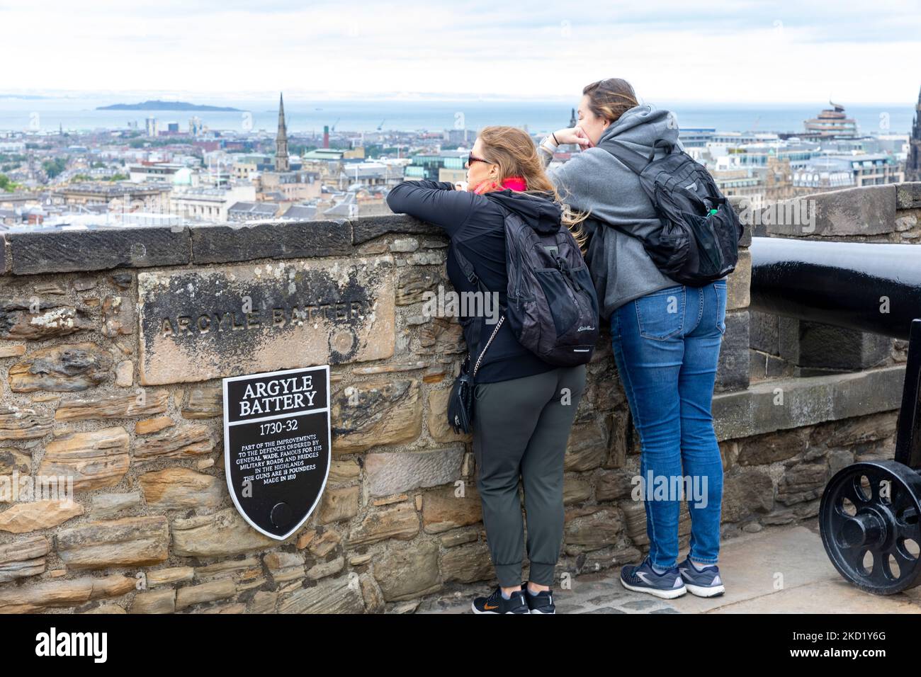 Edinburgh Castle weibliche Touristen sehen das stadtzentrum von edinburgh vom Argyle Battery Monument aus, Edinburgh, Schottland, Großbritannien Stockfoto