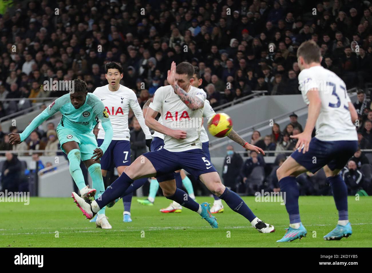 Brighton Mittelfeldspieler Yves Bissouma schießt und punktet während des FA Cup-Spiels zwischen Tottenham Hotspur und Brighton und Hove Albion am Samstag, 5.. Februar 2022 im Tottenham Hotspur Stadium, London. (Foto von Jon Bromley/MI News/NurPhoto) Stockfoto