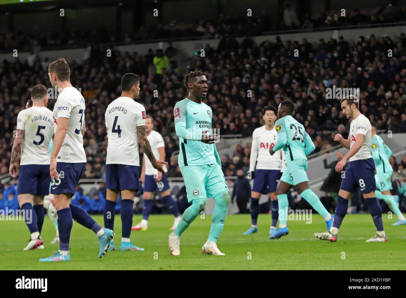 Brighton Mittelfeldspieler Yves Bissouma feiert sein Tor während des FA Cup-Spiels zwischen Tottenham Hotspur und Brighton und Hove Albion am Samstag, 5.. Februar 2022 im Tottenham Hotspur Stadium, London. (Foto von Jon Bromley/MI News/NurPhoto) Stockfoto