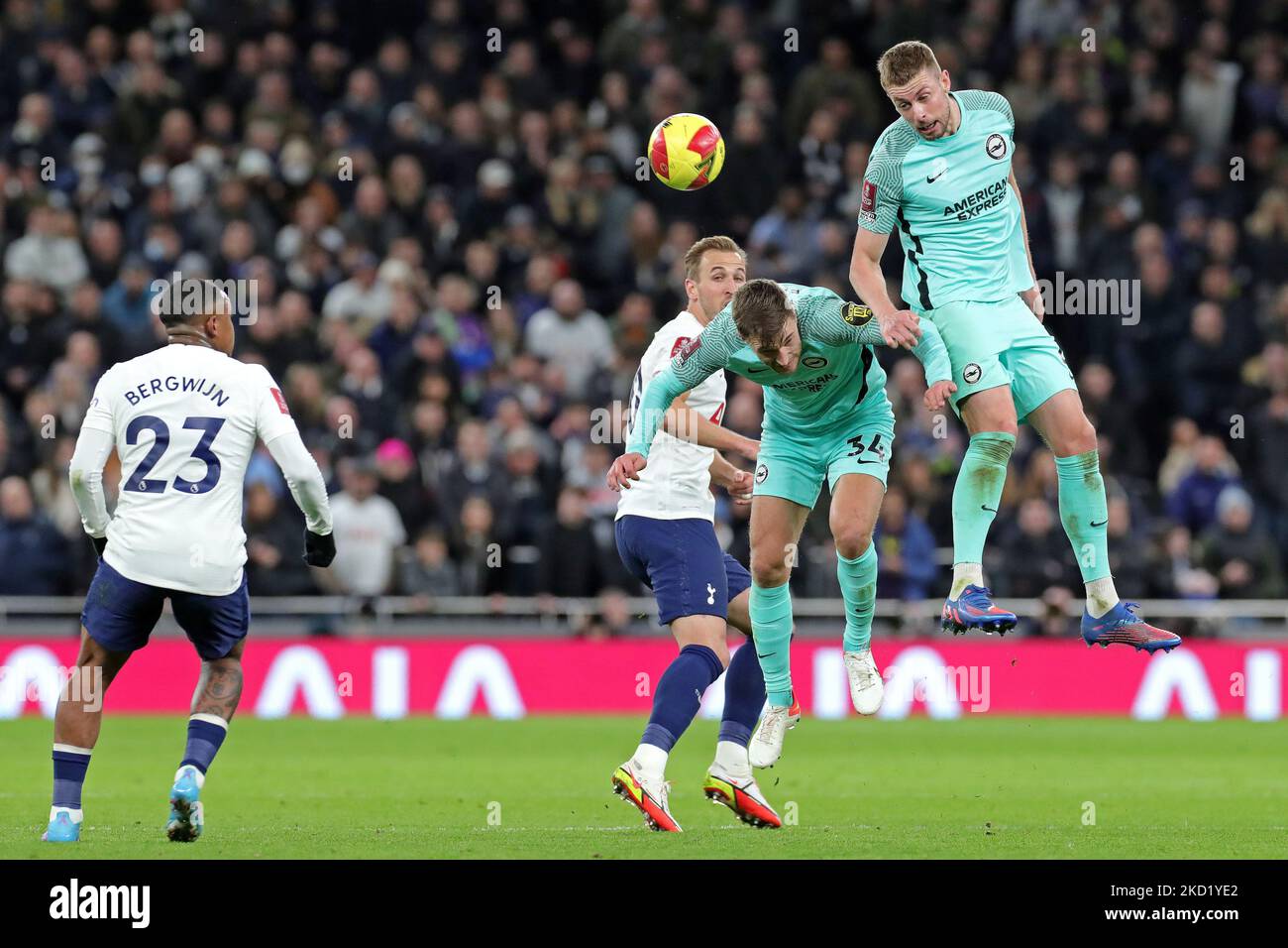 Brighton-Verteidiger Joel Veltman und Tariq Lamptey führen den High Ball während des FA Cup-Spiels zwischen Tottenham Hotspur und Brighton und Hove Albion am Samstag, den 5.. Februar 2022 im Tottenham Hotspur Stadium, London, an. (Foto von Jon Bromley/MI News/NurPhoto) Stockfoto