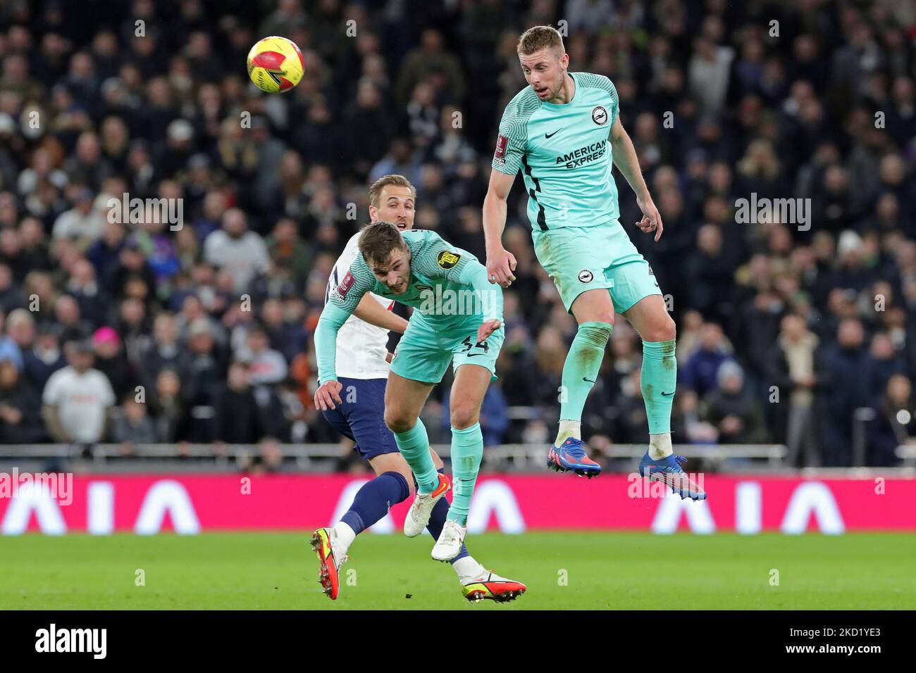 Brighton-Verteidiger Joel Veltman und Tariq Lamptey verteidigen ihren Ball während des FA Cup-Spiels zwischen Tottenham Hotspur und Brighton und Hove Albion am Samstag, 5.. Februar 2022, im Tottenham Hotspur Stadium, London. (Foto von Jon Bromley/MI News/NurPhoto) Stockfoto