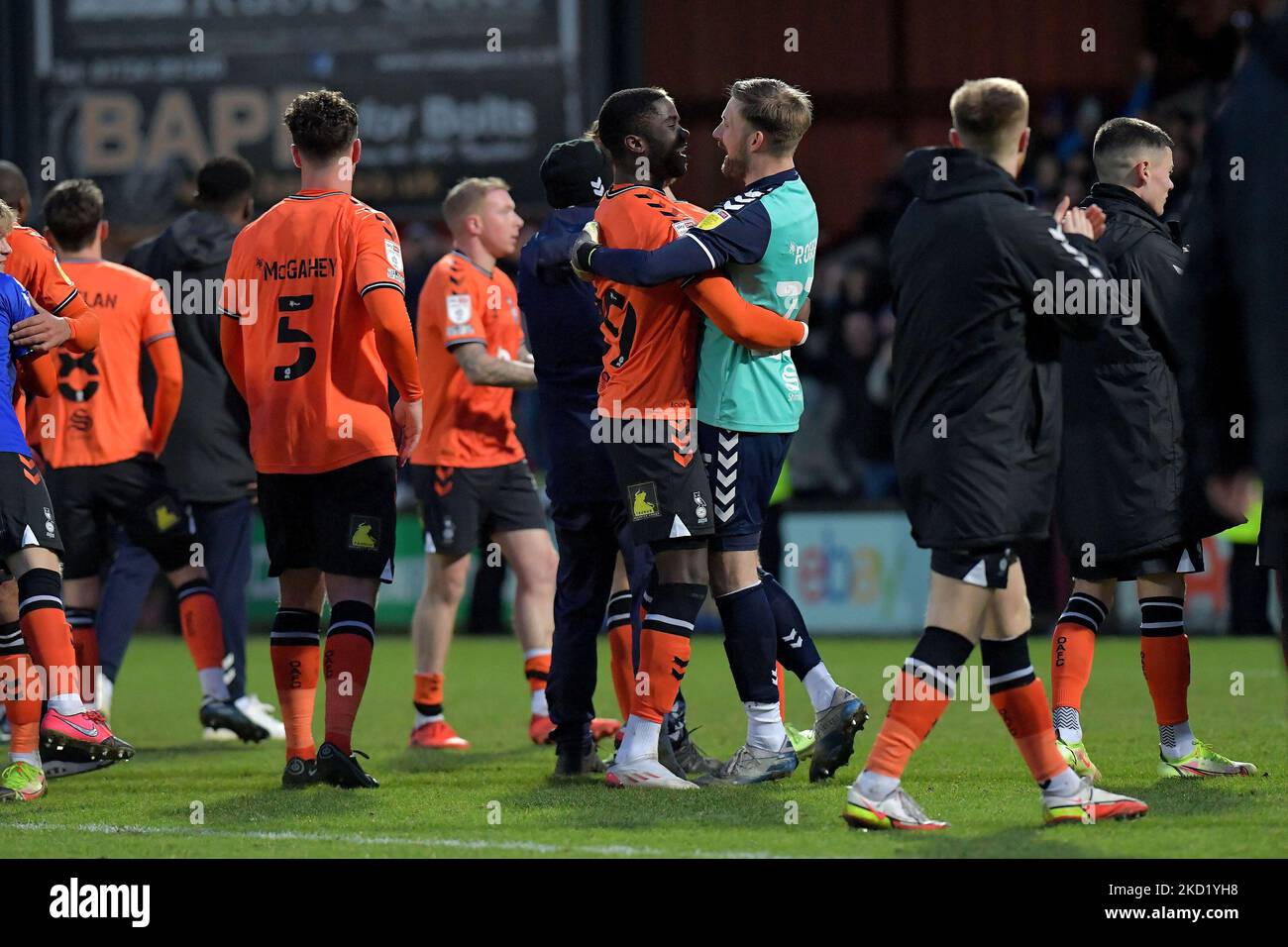 Oldham-Spieler feiern den Sieg beim Schlusspfiff während des Spiels der Sky Bet League 2 zwischen Scunthorpe United und Oldham Athletic am Samstag, den 5.. Februar 2022 im Glanford Park, Scunthorpe. (Foto von Eddie Garvey/MI News/NurPhoto) Stockfoto