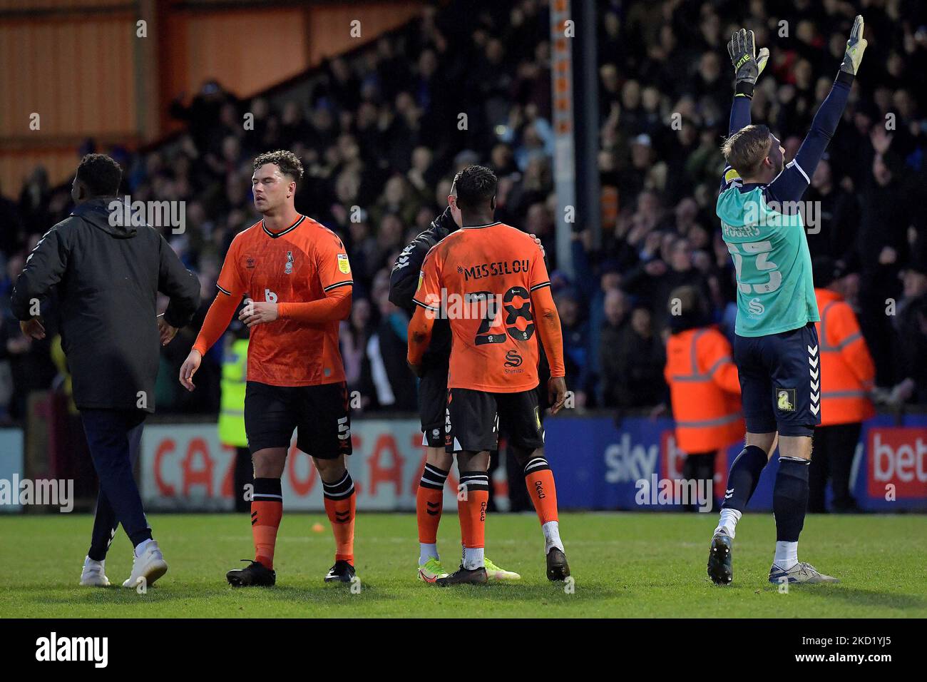 Oldham-Spieler feiern den Sieg beim Schlusspfiff während des Spiels der Sky Bet League 2 zwischen Scunthorpe United und Oldham Athletic am Samstag, den 5.. Februar 2022 im Glanford Park, Scunthorpe. (Foto von Eddie Garvey/MI News/NurPhoto) Stockfoto