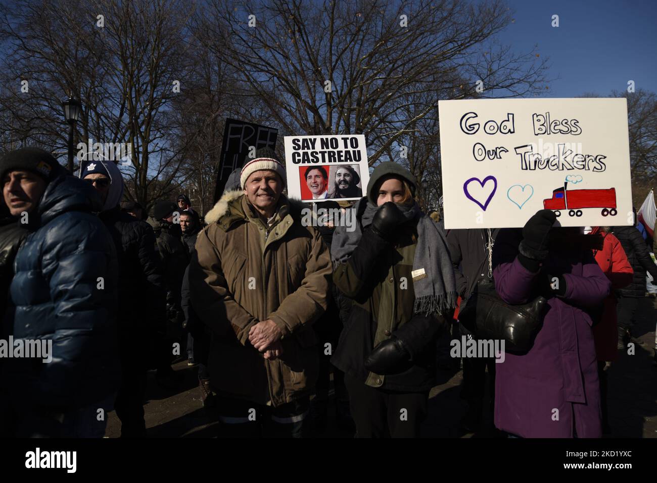 Demonstranten mit Schilder, die Premierminister Justin Trudeau und Fidel Castro während der Proteste im Queens Park verglichen, um die Trucker zu unterstützen und die Regierungspolitik der obligatorischen Impfung in Toronto, Kanada, anzuprangern (Foto: Arindam Shivaani/NurPhoto) Stockfoto