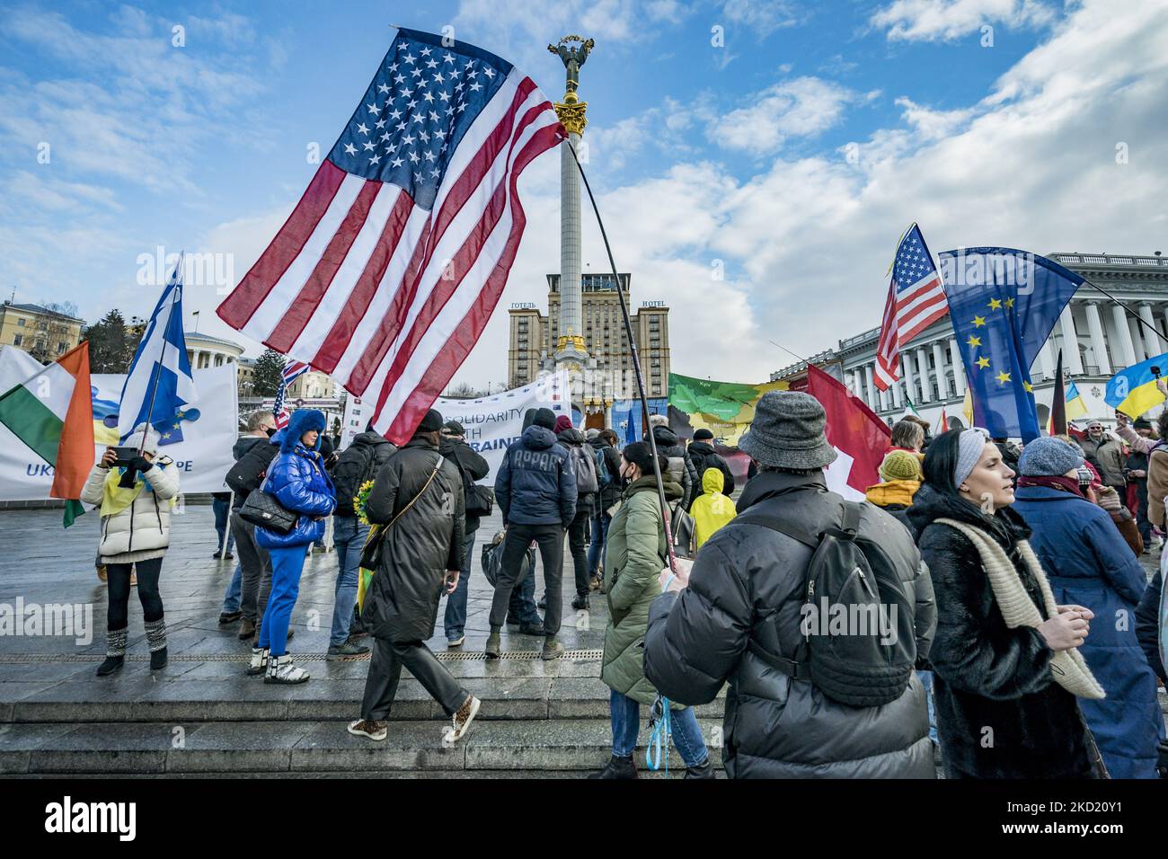 Die Teilnehmer an einer Demonstration zur Unterstützung der Ukraine halten in Kiew Flaggen verschiedener Länder. Russland verstärkte seine Truppen an der Grenze zur Ukraine mit der Gefahr einer Invasion. (Foto von Celestino Arce/NurPhoto) Stockfoto