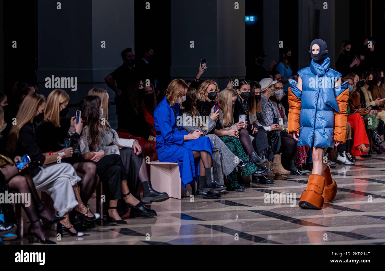 Ein Modell präsentiert eine Kreation des ungarischen Designers Cukovy während der BCEFW AW22/23 am 6. Februar 2022 im Museum der Schönen Künste in Budapest, Ungarn. (Foto von Robert Szaniszló/NurPhoto) Stockfoto