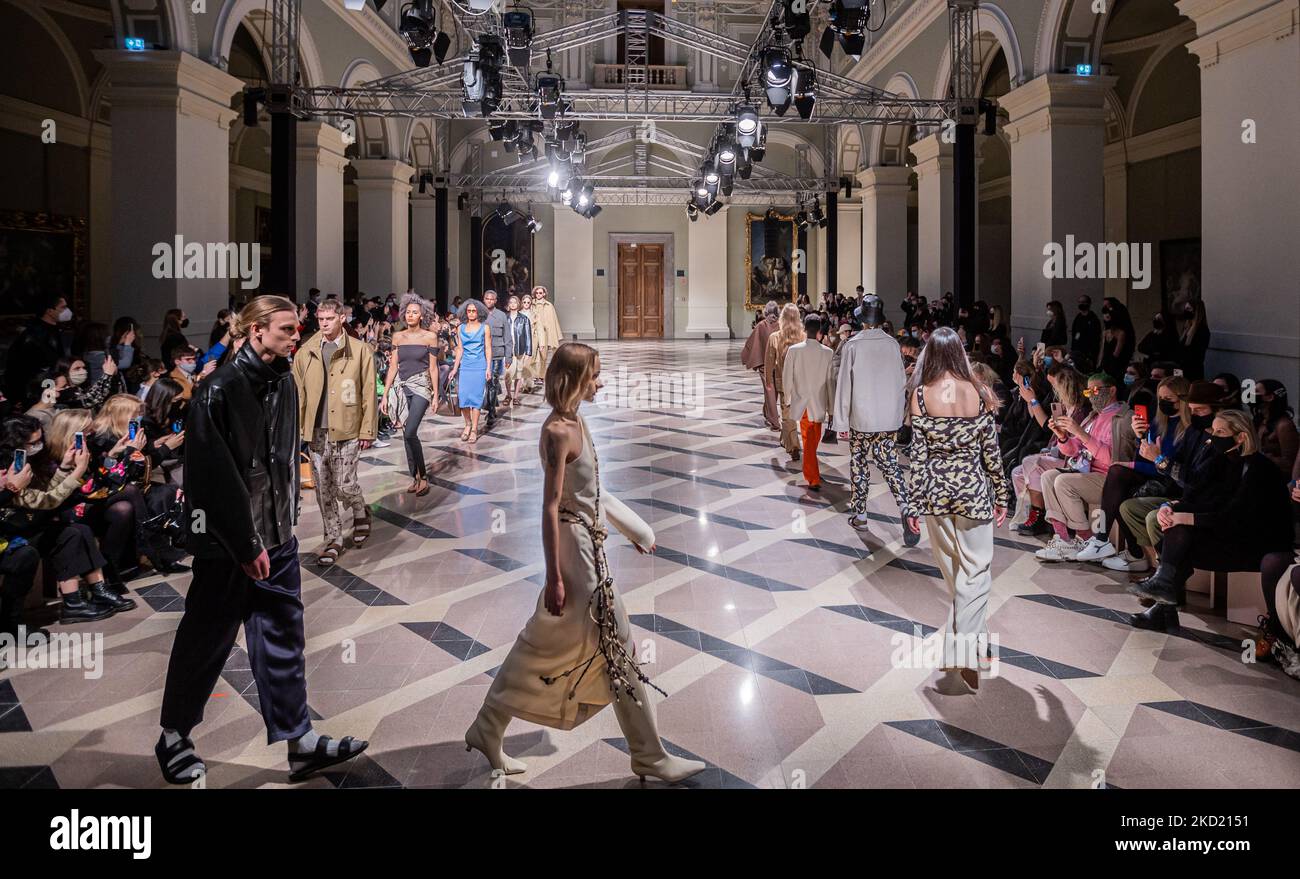 A Models präsentieren eine Kreation des ungarischen Designers Nanushka während der BCEFW AW22/23 am 6. Februar 2022 im Museum of Fine Arts in Budapest, Ungarn. (Foto von Robert Szaniszló/NurPhoto) Stockfoto