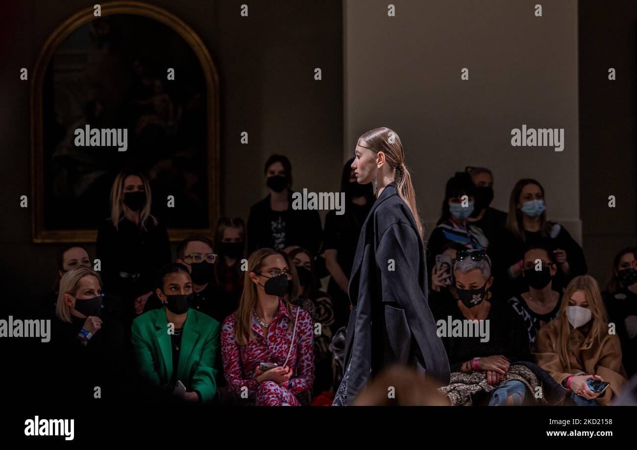 Ein Modell präsentiert eine Kreation der ungarischen Designerin Kata Szegedi während der BCEFW AW22/23 am 6. Februar 2022 im Museum der Schönen Künste in Budapest, Ungarn. (Foto von Robert Szaniszló/NurPhoto) Stockfoto